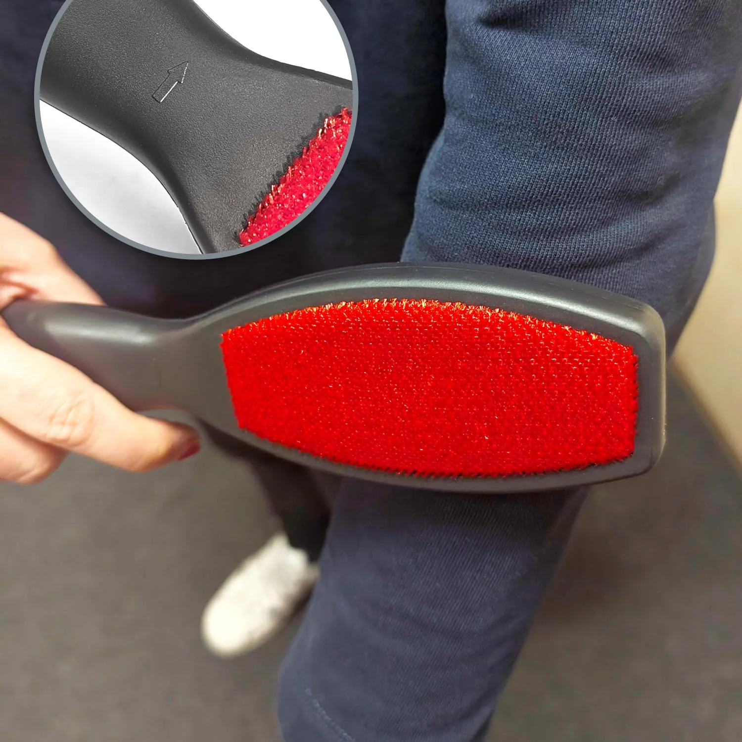 com-four® 2X Kleiderbürsten - doppelseitige Fusselbürste Version 2025 - entfernt Flusen, Tierhaare, Schuppen und Staub - einfache Reinigung von Kleidungsstücken (2 Stück - rot/schwarz) - Image 2