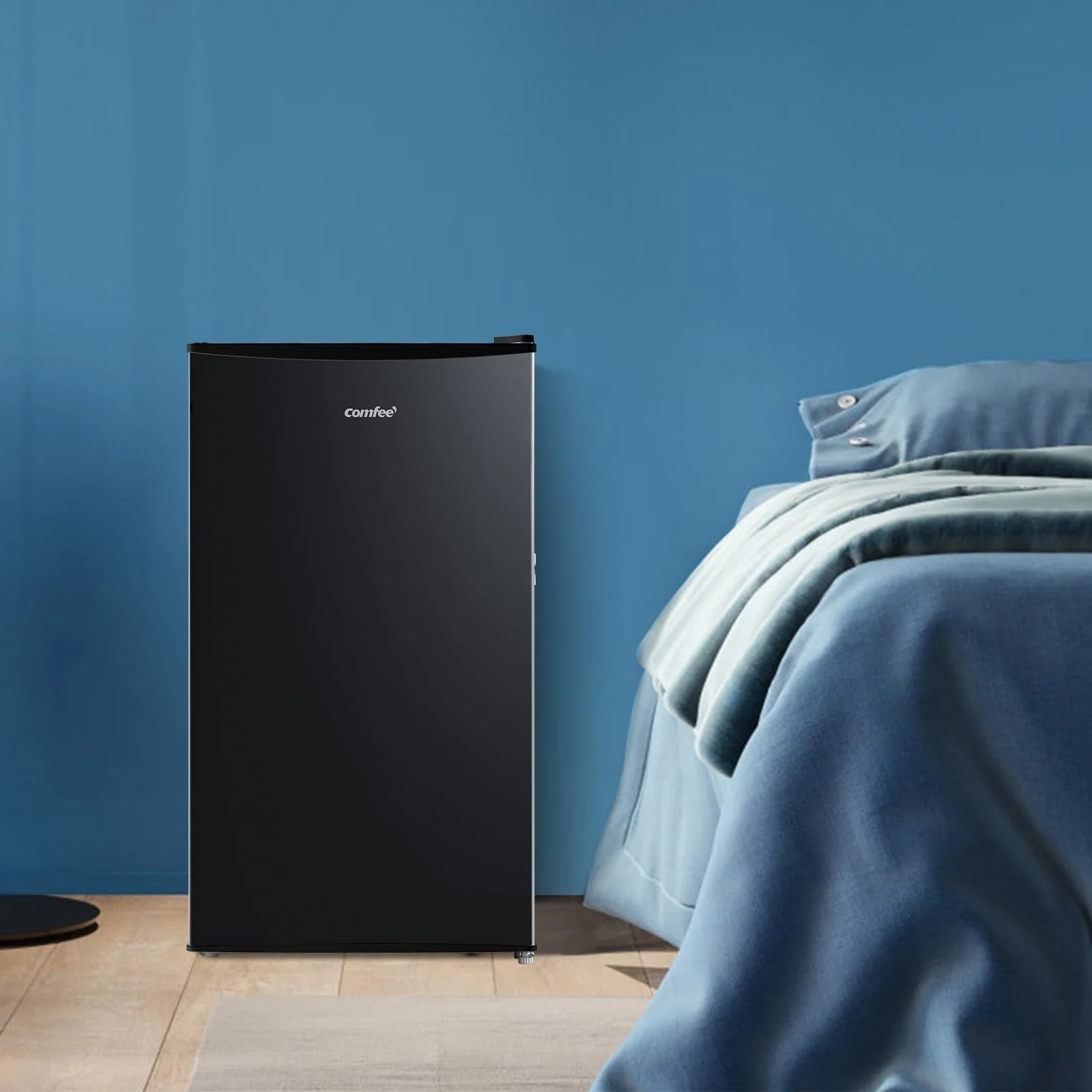 Comfee' RCD115DK2 Kühlschrank mit Gefrierfach/ 80L Tischkühlschrank/Obst- und Gemüsefach/ 84,5cm Höhe / 47,5cm Breite / 137kWh/Jahr/Einstellbare Temperaturregelung/Verstellbare Füße/Schwarz - Image 3