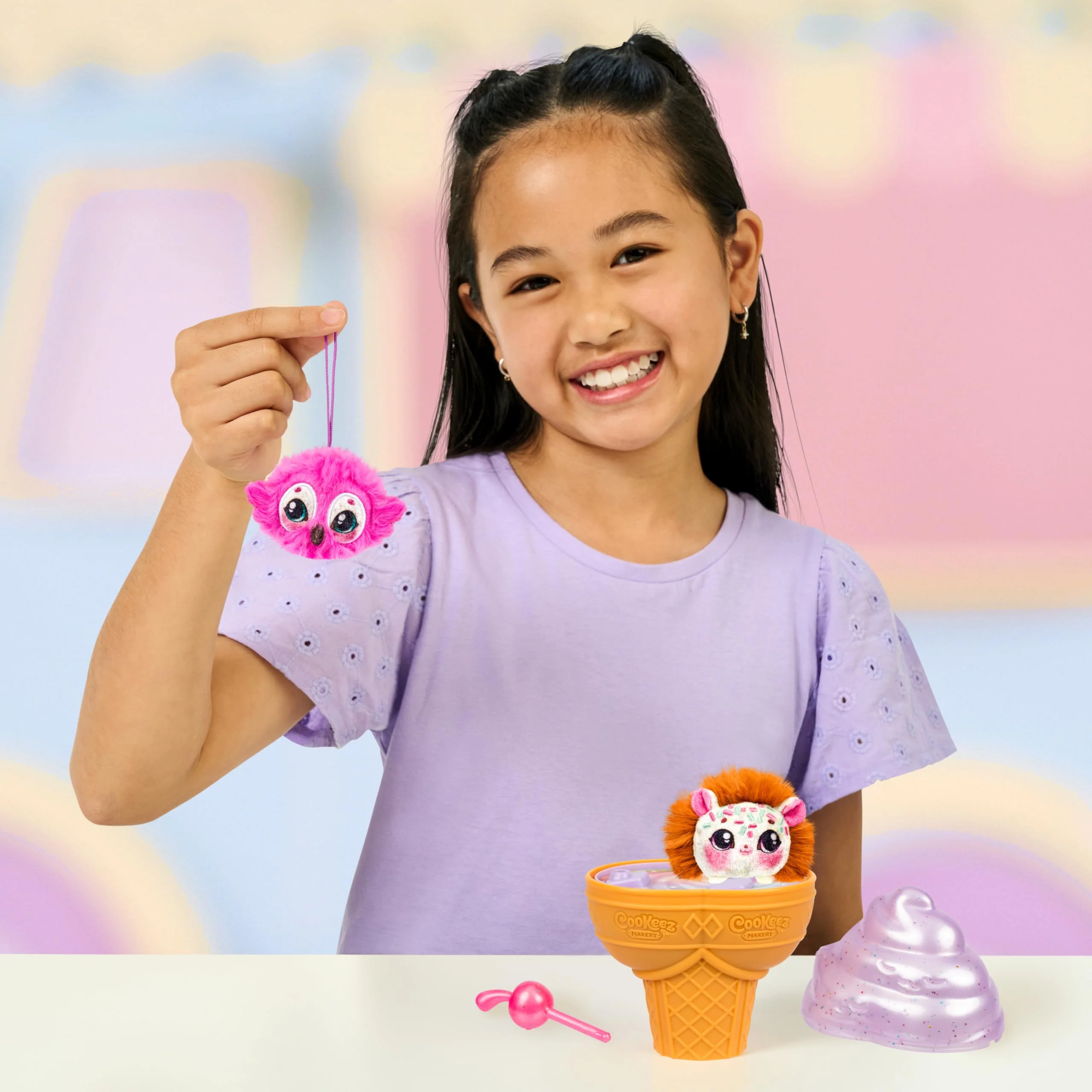 Cookeez Makery Yum Yumz (2er-Pack): Eiskalt versteckt, spielerisch entdeckt! Gib die Zutaten hinein und zaubere 2 süße, duftende Plüschtiere aus dem Eis. Inklusive Stickern. Sammle über 30 Charaktere! - Image 4