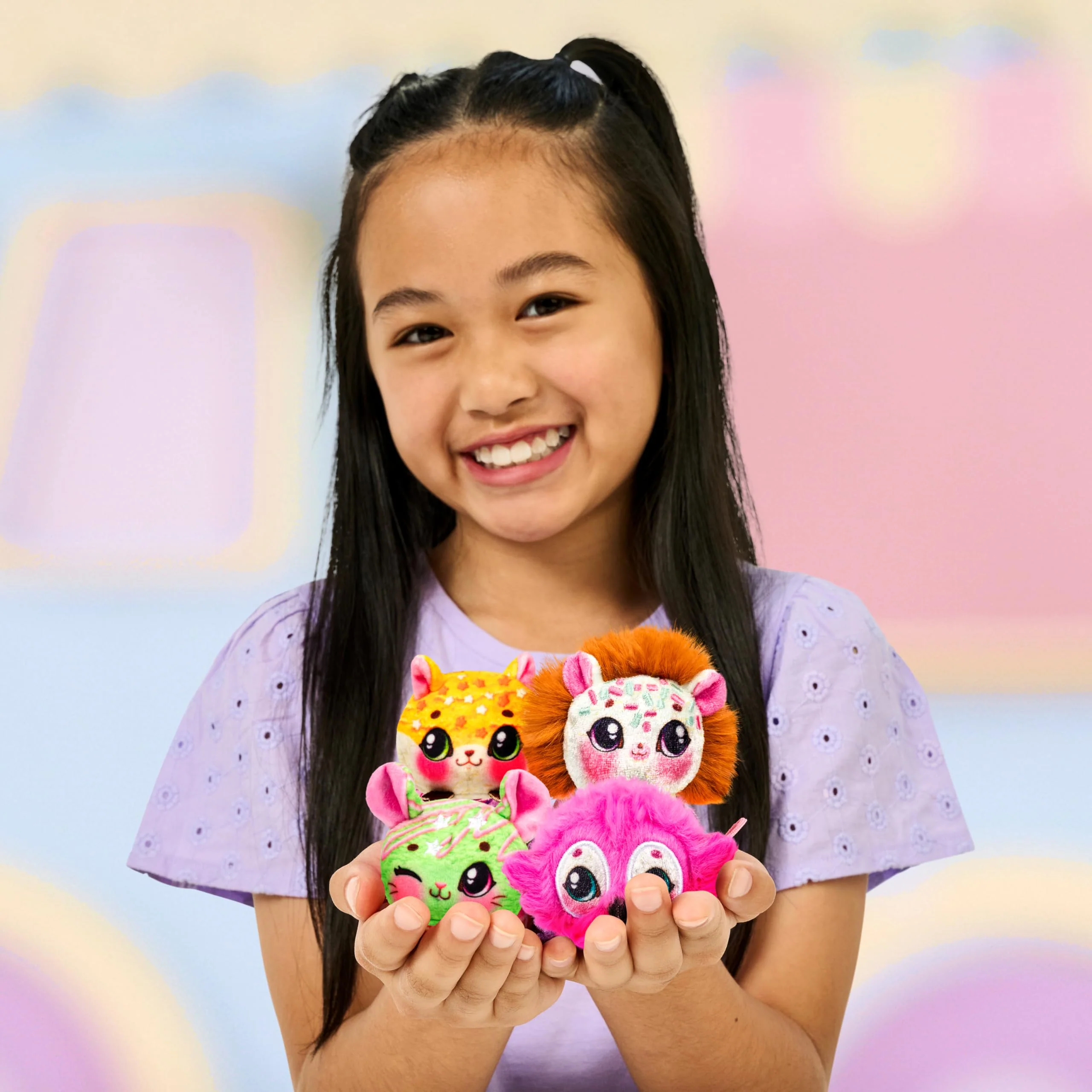 Cookeez Makery Yum Yumz (2er-Pack): Eiskalt versteckt, spielerisch entdeckt! Gib die Zutaten hinein und zaubere 2 süße, duftende Plüschtiere aus dem Eis. Inklusive Stickern. Sammle über 30 Charaktere! - Image 6