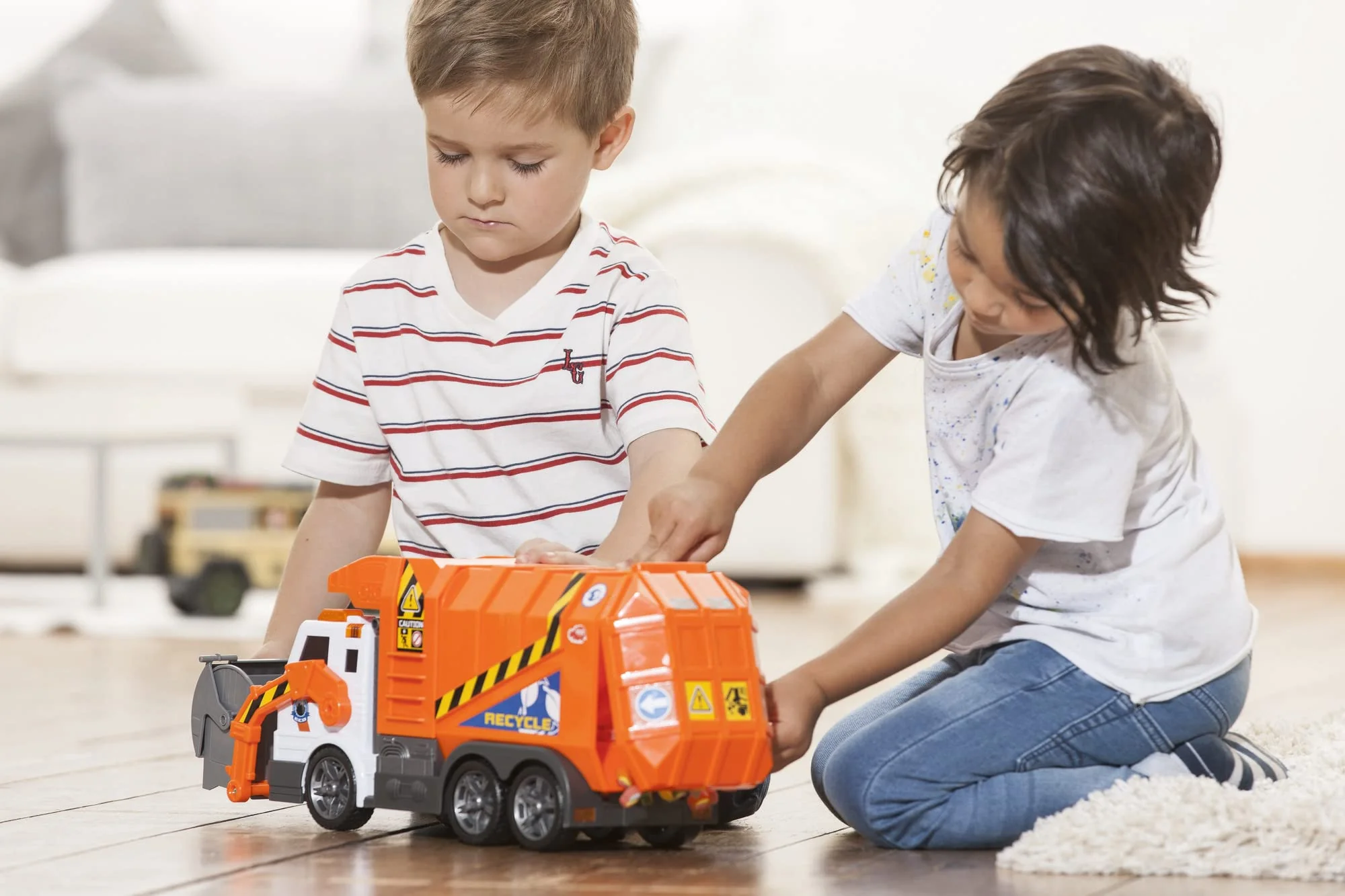 Dickie 186380 Toys Müllauto, Müllabfuhrwagen, Müllwagen, Spielzeugauto, batteriebetriebene Gabel mit Mülltonne, Kippfunktion, Licht & Sound, inkl. Batterien, 46 cm groß, ab 3 Jahren - Image 2