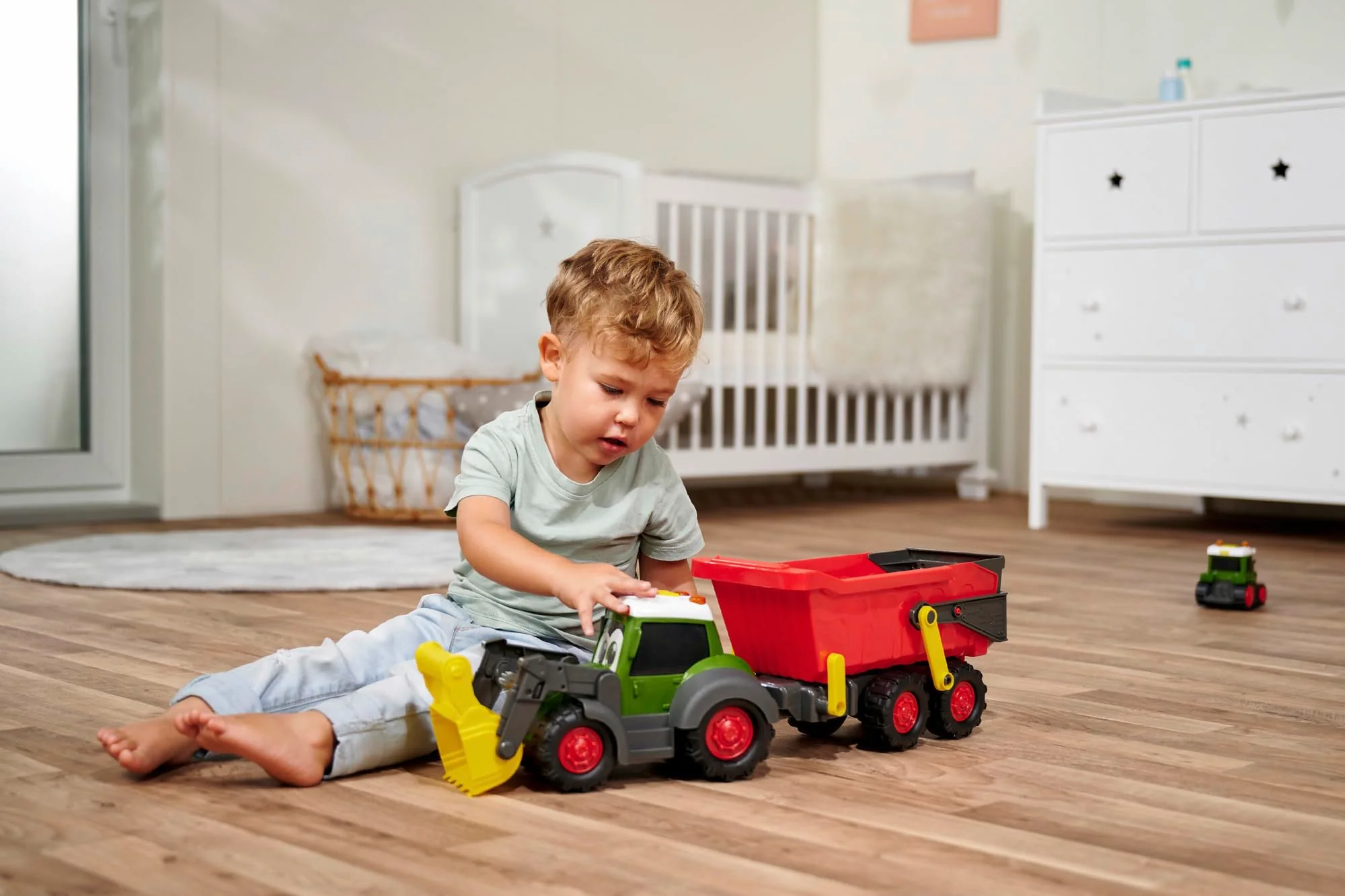 Dickie Toys ABC Traktor - Fahrzeug für Babys und Kleinkinder ab 1 Jahr, mit beweglichen Teilen, Licht und Sound, Abnehmbarer Anhänger, bewegliche Schaufel, Spielzeug zur Förderung der Motorik - Image 7