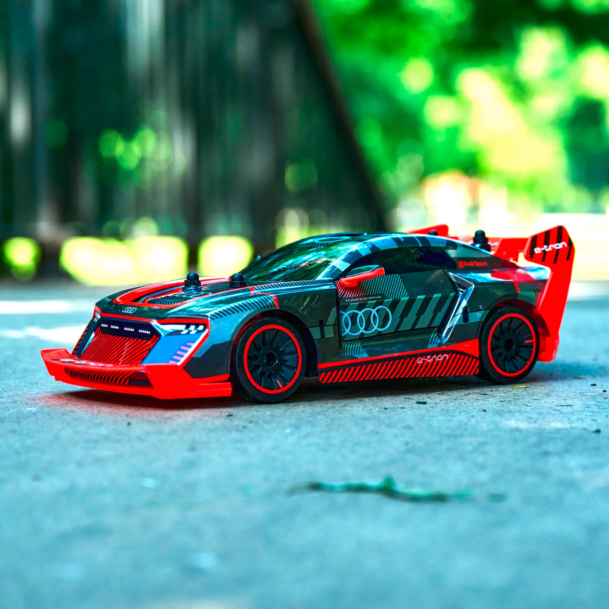 Dickie Toys - RC Audi S1 E-Tron Quattro Drift Car (30 cm) - RC Auto mit 2-Kanal FS Fernsteuerung (2,4 GHz) & Allradantrieb - ferngesteuertes Auto für Kinder ab 6 Jahre, bis 12 km/h - Image 3