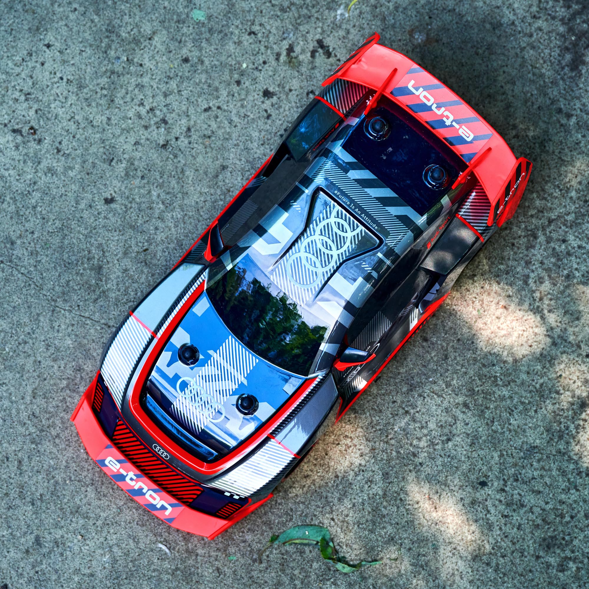 Dickie Toys - RC Audi S1 E-Tron Quattro Drift Car (30 cm) - RC Auto mit 2-Kanal FS Fernsteuerung (2,4 GHz) & Allradantrieb - ferngesteuertes Auto für Kinder ab 6 Jahre, bis 12 km/h - Image 7