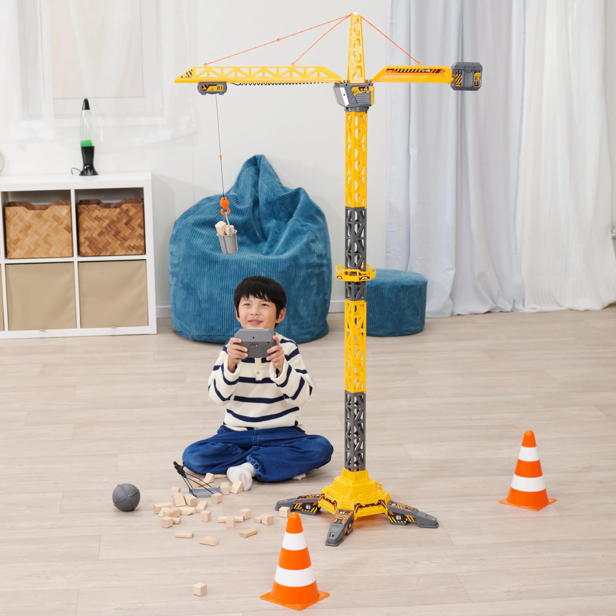 Dickie Toys - RC Titan Crane (150 cm) - Ferngesteuerter Spielzeug-Kran mit 360°-Drehung und interaktivem Zubehör, Spielkran mit Fernbedienung und Licht für Kinder ab 3 Jahre, inkl. Batterien - Image 7