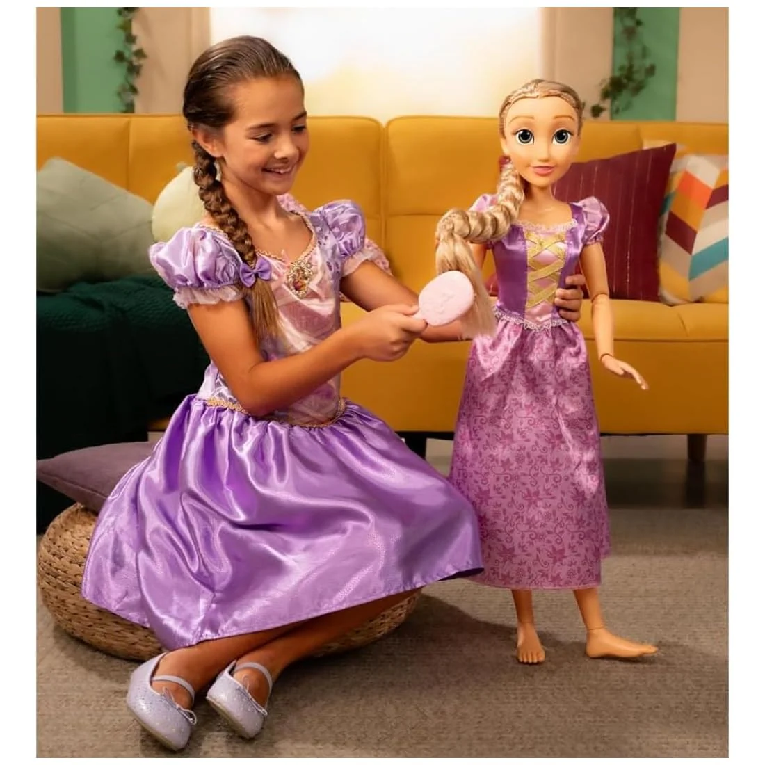 Disney Princess Rapunzel Doll Playdate 81,3 cm hoch & beweglich, My Size Gelenkpuppe in lila Kleid, kommt mit Bürste zum Kämmen Ihrer langen goldenen Haare, Blumengirlande, Haarband & Haarnadeln - Image 8