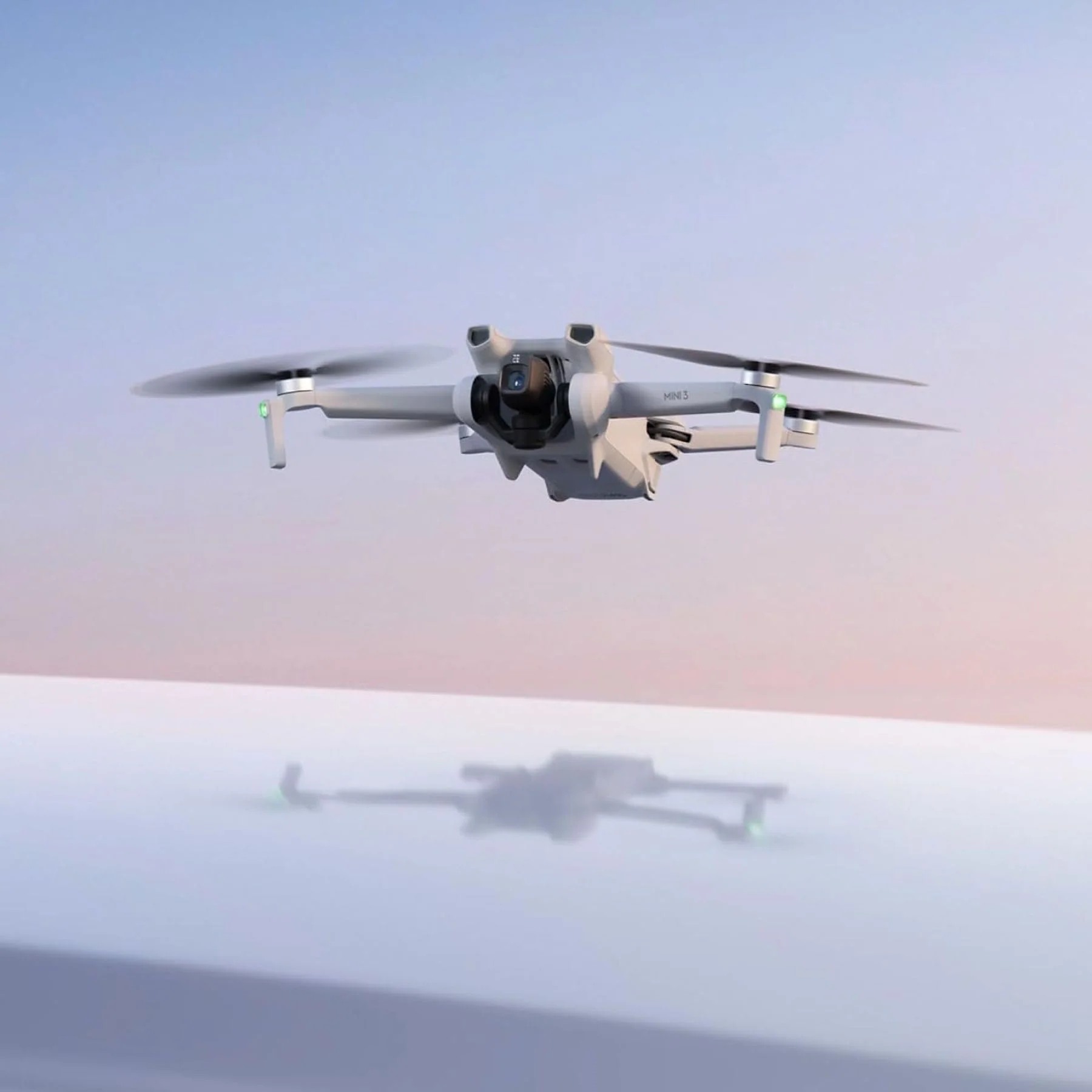 DJI Mini 3 (DJI RC) – Leichte und faltbare Mini-Kameradrohne mit 4K HDR-Video, 38 min Flugzeit, Fernsteuerung, echten vertikalen Aufnahmen und intelligenten Funktionen, Grau - Image 2