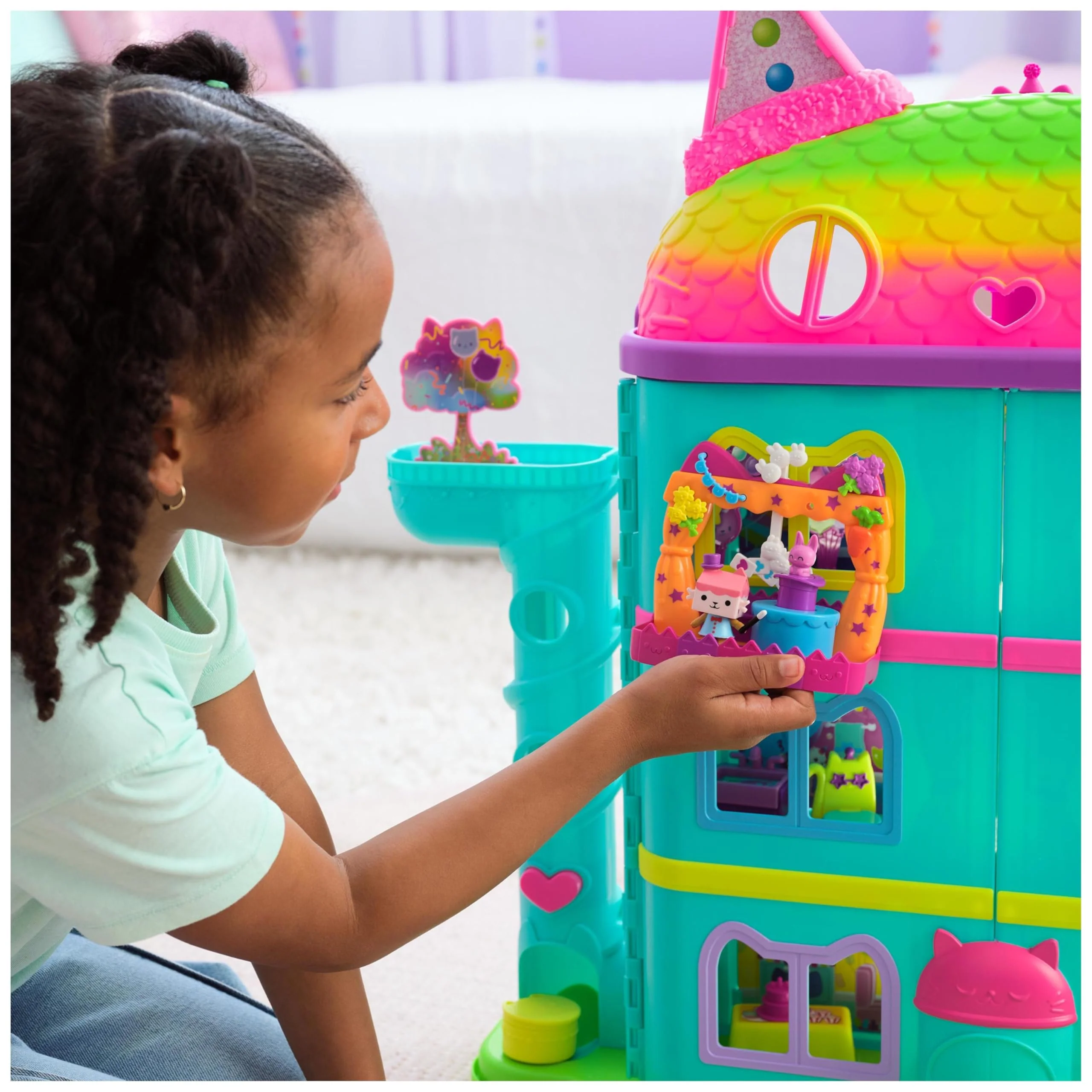 DREAMWORKS GABBY'S DOLLHOUSE - Balkon-Spielset Baby Box Talentwettbewerb, 8-teiliges Set mit Katzenfigur und Zubehörteilen, ab 3 Jahren - Image 4
