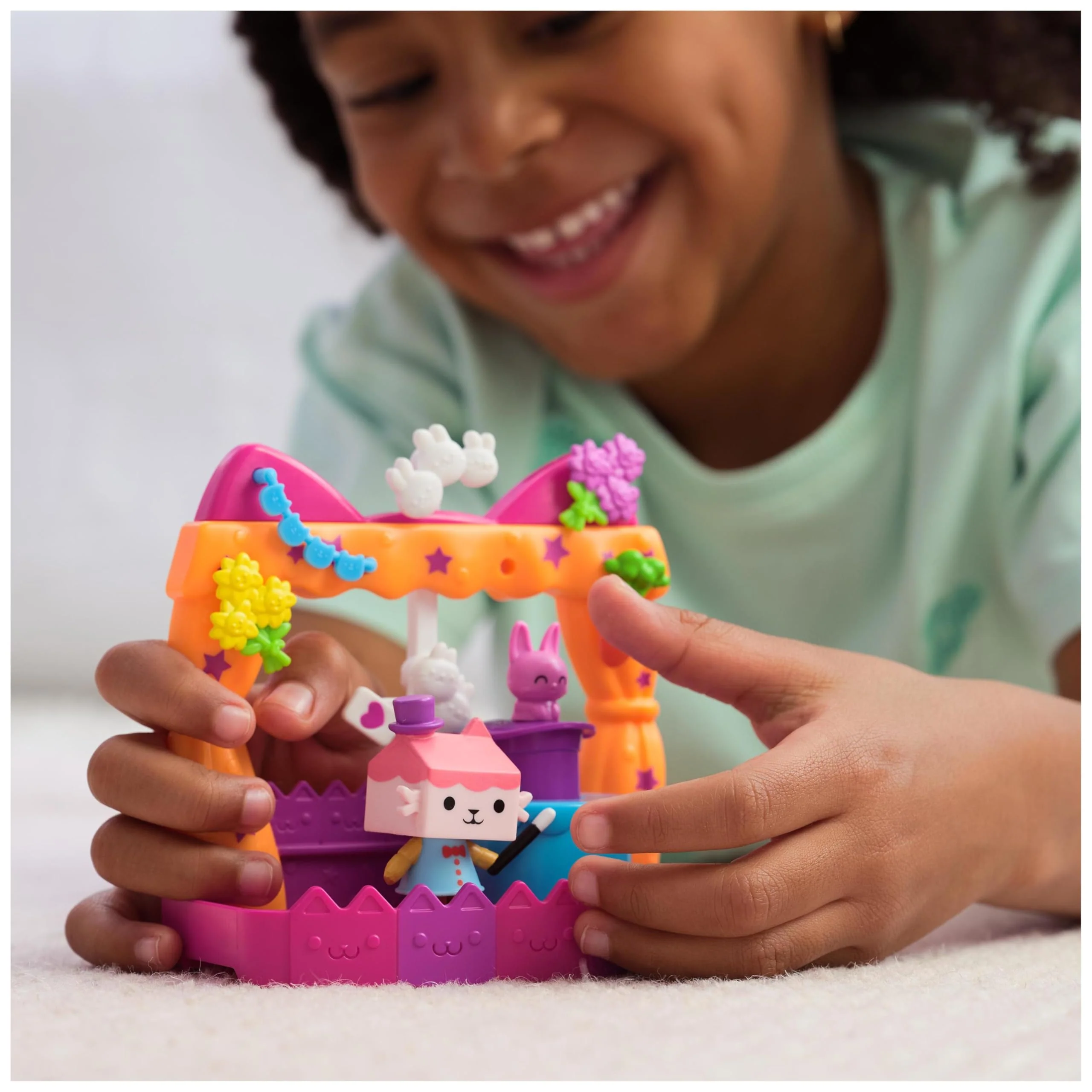 DREAMWORKS GABBY'S DOLLHOUSE - Balkon-Spielset Baby Box Talentwettbewerb, 8-teiliges Set mit Katzenfigur und Zubehörteilen, ab 3 Jahren - Image 6