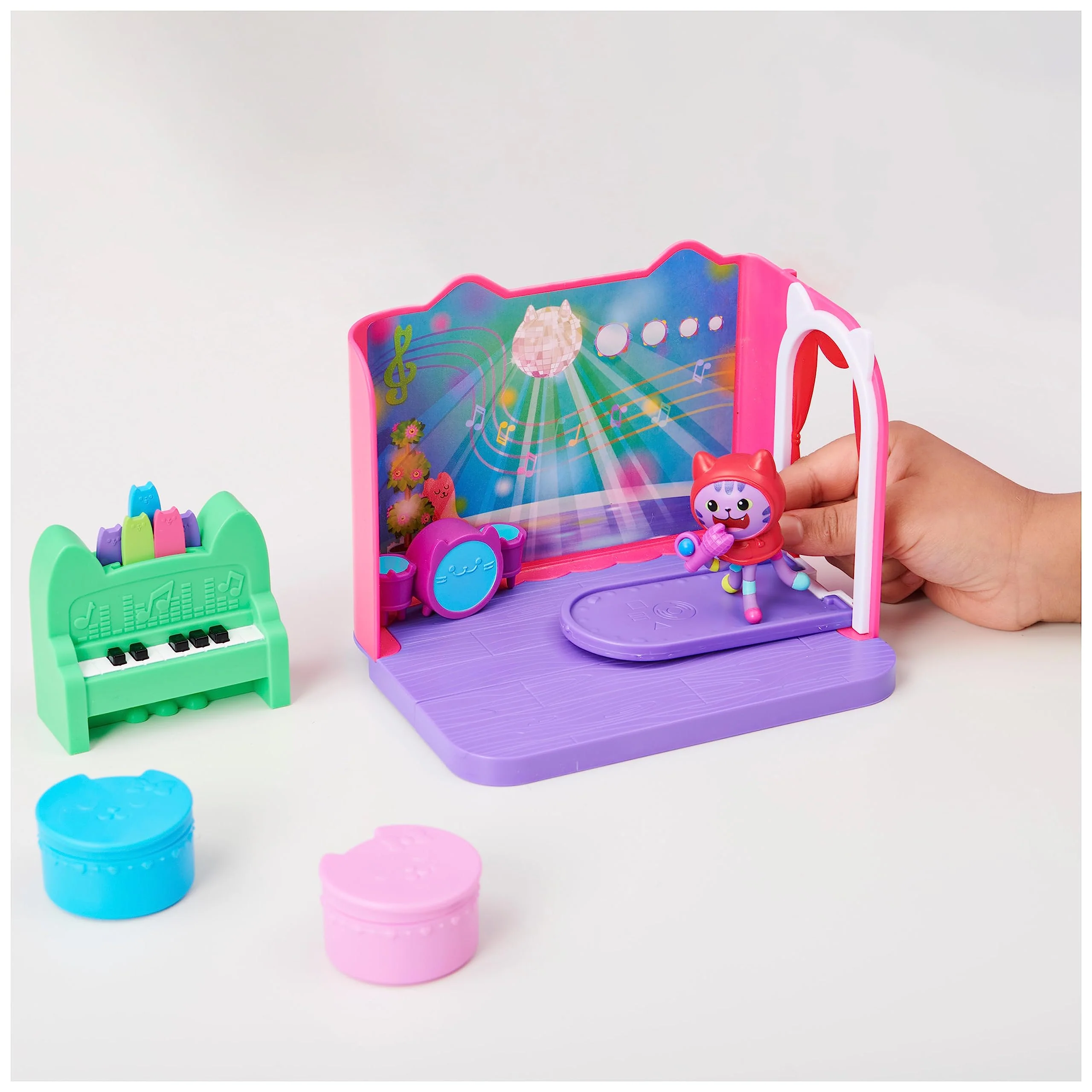 DREAMWORKS GABBY'S DOLLHOUSE - Deluxe Raum, Groovy Music Room, Musikzimmer mit DJ Katzenminze, 2 Möbelstücken und 2 Überraschungsboxen mit Zubehörteilen, ab 3 Jahren - Image 4