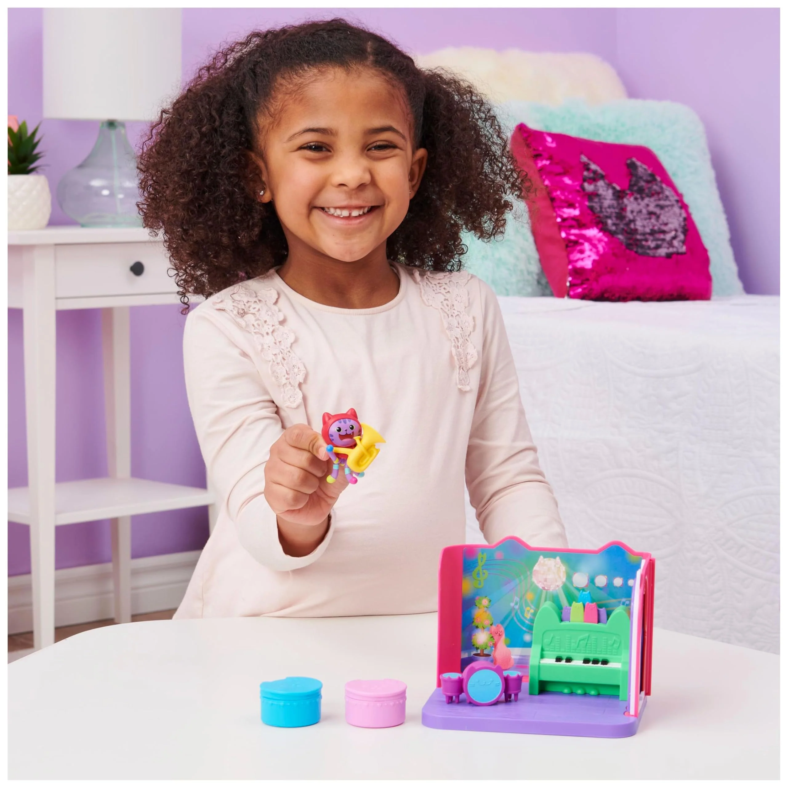 DREAMWORKS GABBY'S DOLLHOUSE - Deluxe Raum, Groovy Music Room, Musikzimmer mit DJ Katzenminze, 2 Möbelstücken und 2 Überraschungsboxen mit Zubehörteilen, ab 3 Jahren - Image 5