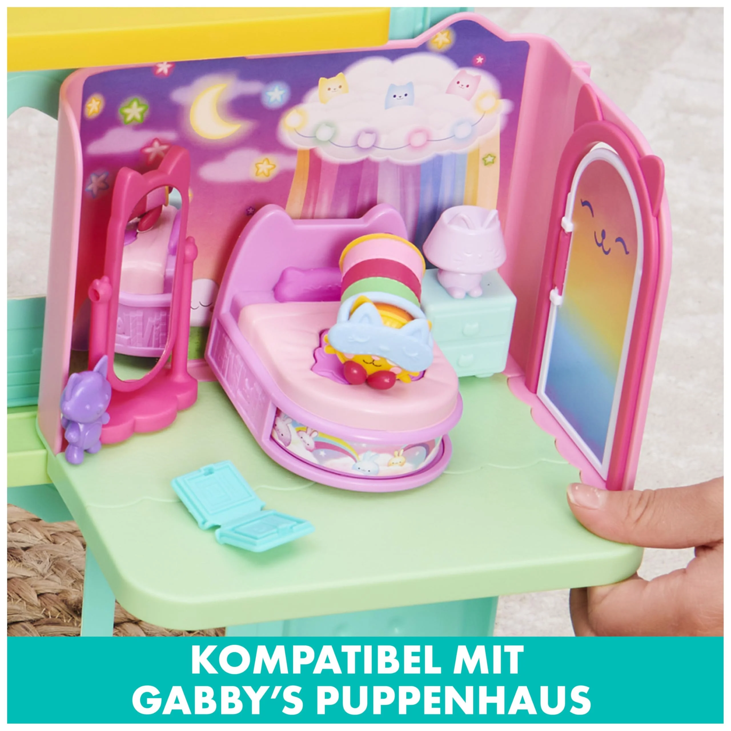DREAMWORKS GABBY'S DOLLHOUSE - Deluxe Raum, Sweet Dreams, Schlafzimmer mit Kuschelkatze (engl. Pillow Cat), 3 Möbelstücken und 2 Überraschungsboxen mit Zubehörteilen, geeignet für Kinder ab 3 Jahren - Image 10
