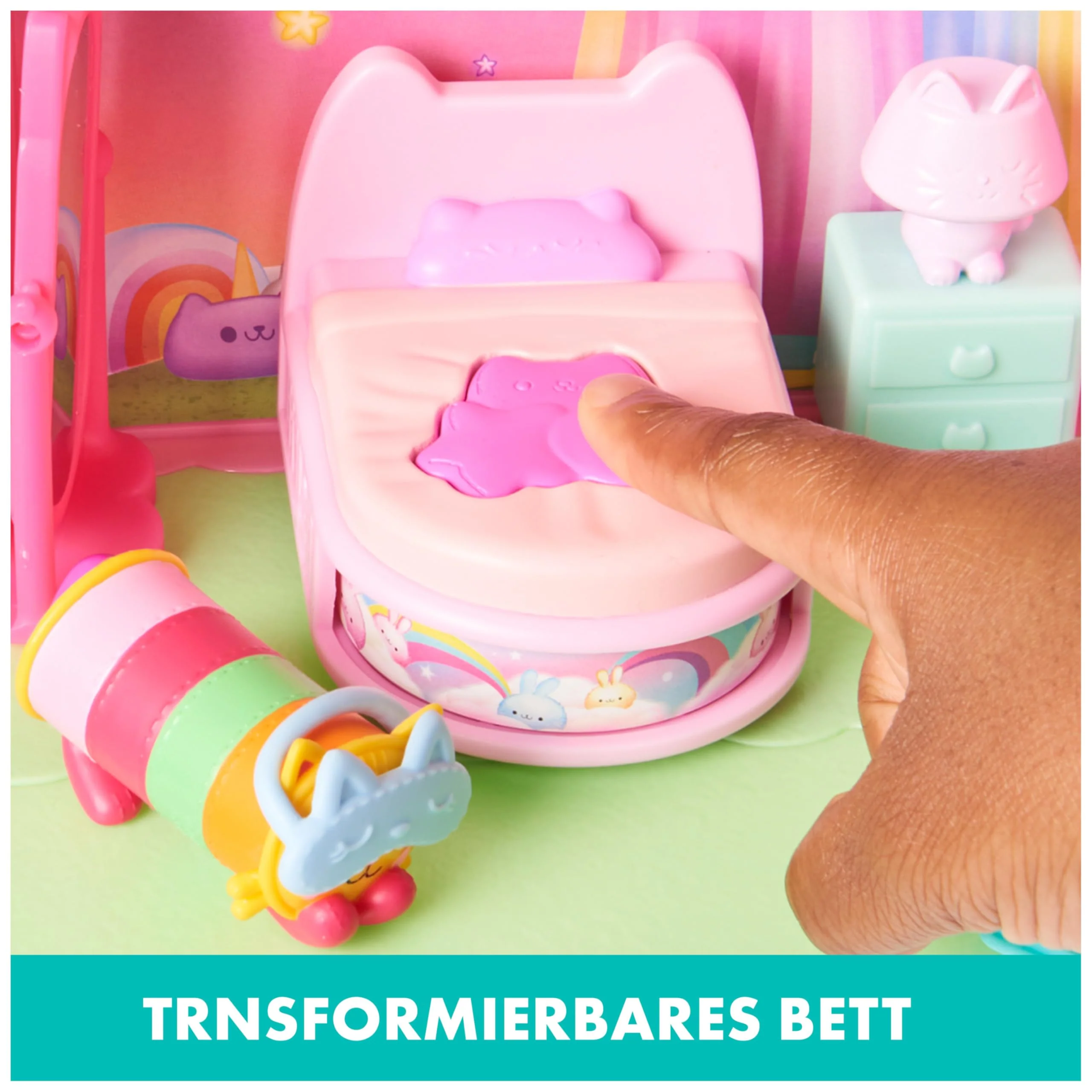 DREAMWORKS GABBY'S DOLLHOUSE - Deluxe Raum, Sweet Dreams, Schlafzimmer mit Kuschelkatze (engl. Pillow Cat), 3 Möbelstücken und 2 Überraschungsboxen mit Zubehörteilen, geeignet für Kinder ab 3 Jahren - Image 8
