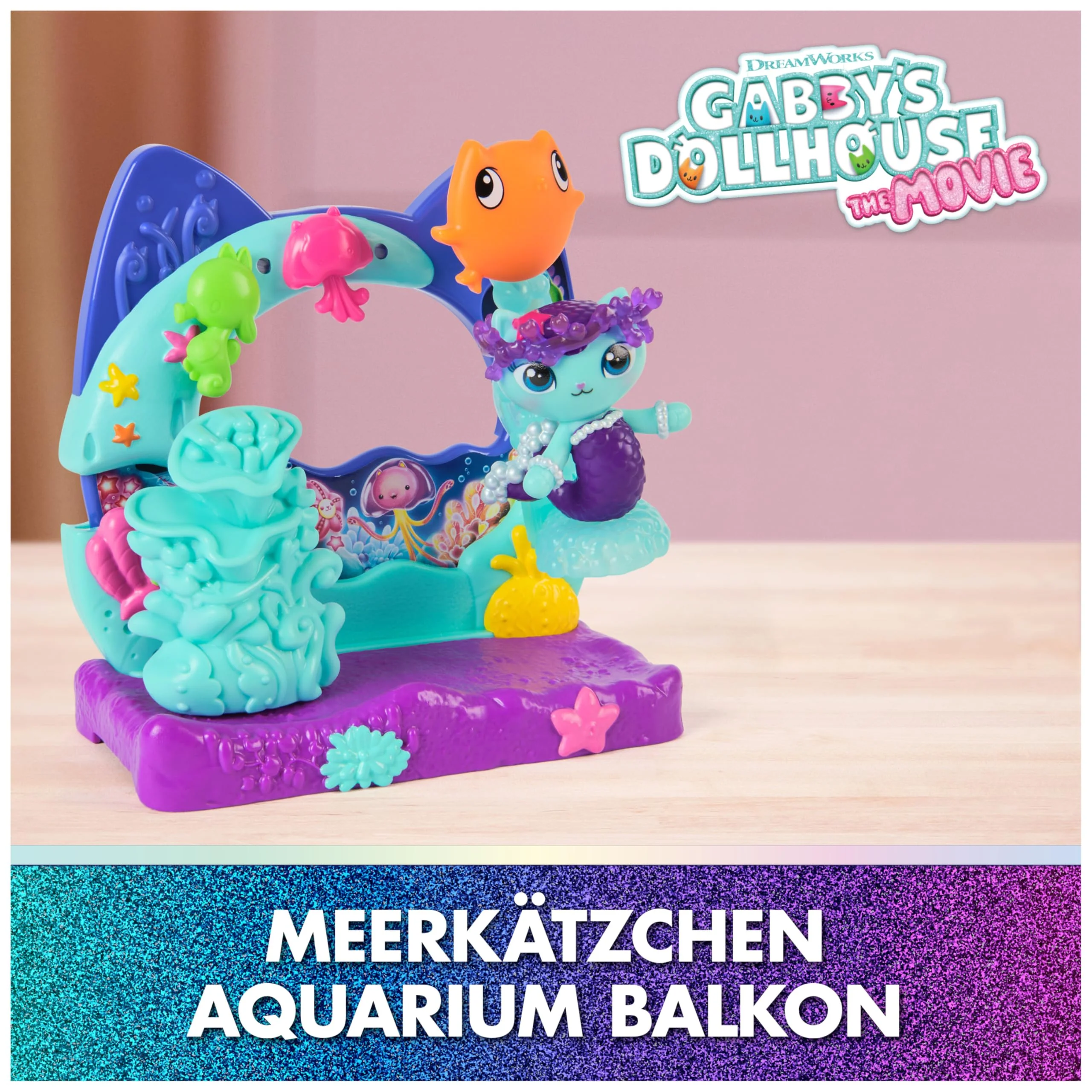 DREAMWORKS GABBY'S DOLLHOUSE: DER FILM - Balkon-Spielset "Merkätzchens Aquarium", 7-teiliges Set mit Katzenfigur und Puppenhaus Zubehörteilen, für Kinder ab 3 Jahren - Image 9