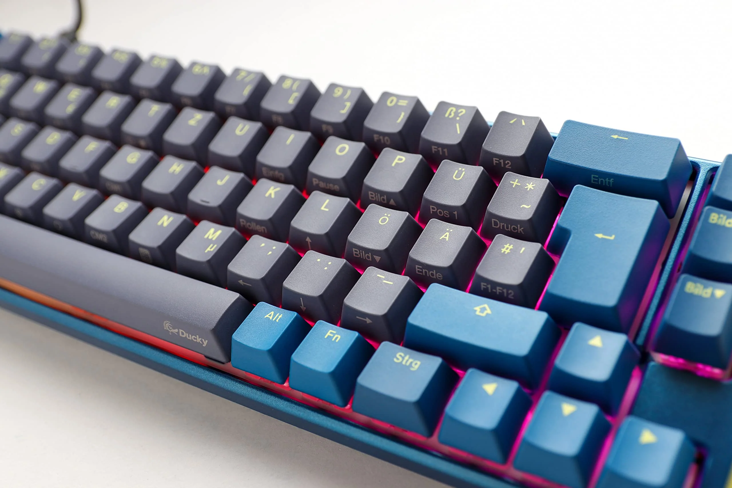 Ducky One 3 Daybreak - Mechanische Gaming Tastatur Deutsches Layout im SF-Format (65% Keyboard) mit Cherry MX Brown Switches, Hot-Swap-fähig (Kailh-Sockeln) und RGB-Beleuchtung - Image 3