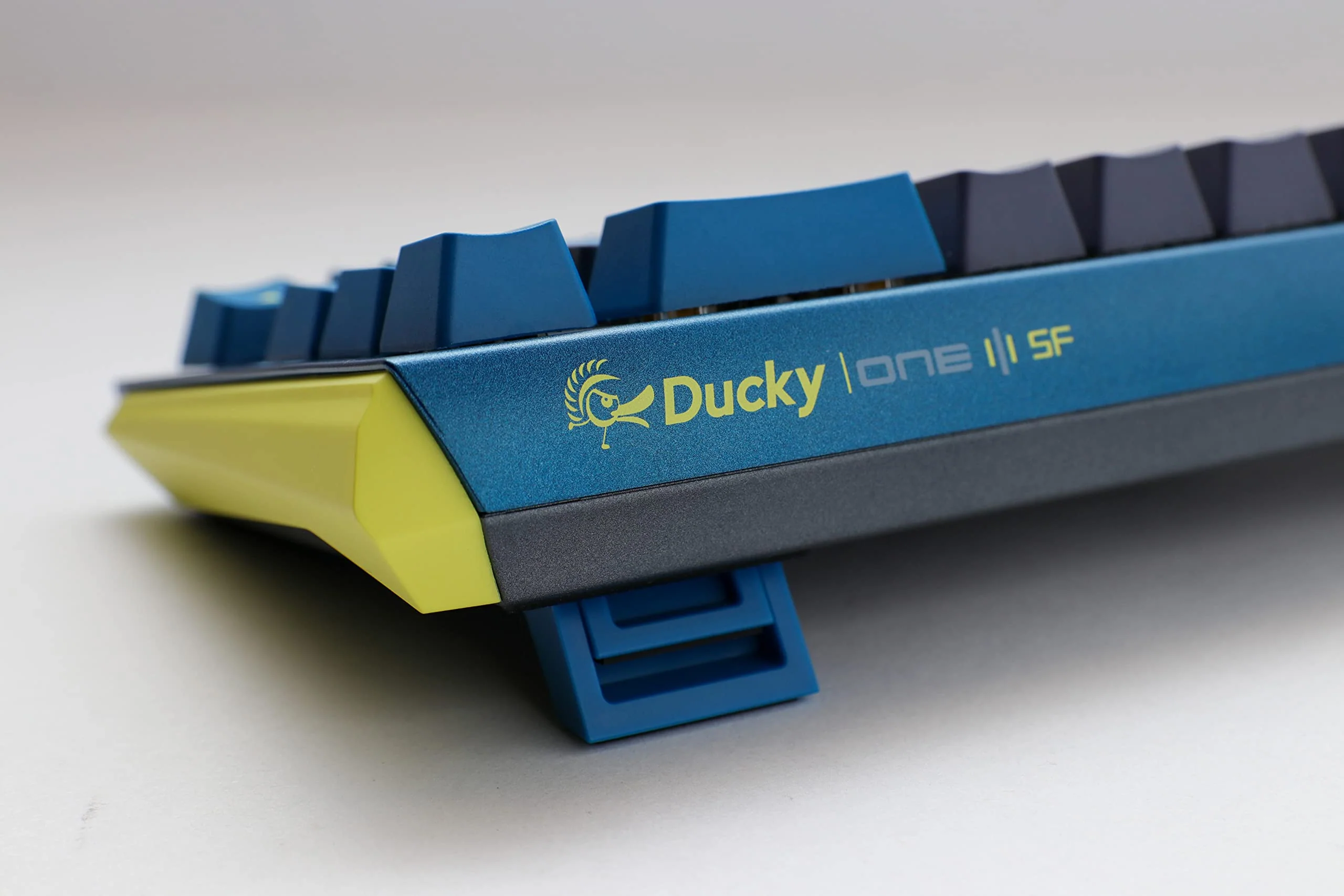 Ducky One 3 Daybreak - Mechanische Gaming Tastatur Deutsches Layout im SF-Format (65% Keyboard) mit Cherry MX Brown Switches, Hot-Swap-fähig (Kailh-Sockeln) und RGB-Beleuchtung - Image 8