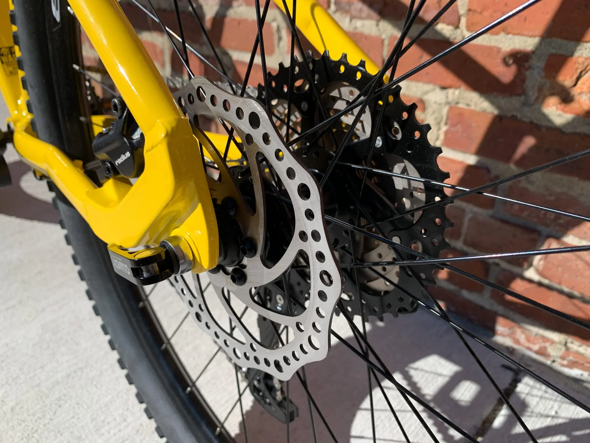 Eastern Bikes Alpaka 29" Leichtgewichts-MTB Mountainbike, 9-Gang, hydraulische Scheibenbremsen, vordere Federung in 4 Rahmengrößen erhältlich (15", Gelb) - Image 2