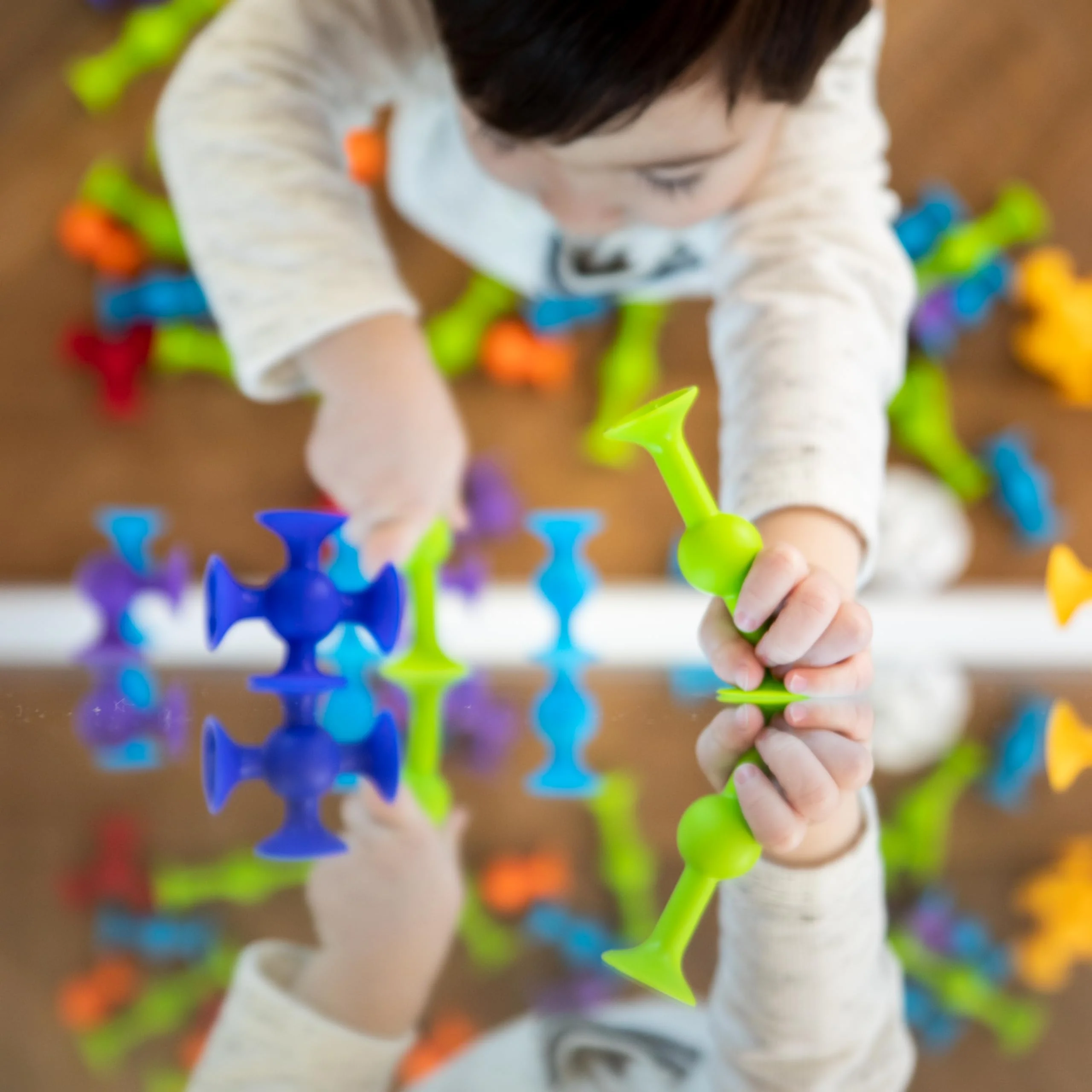 Fat Brain Squigz Starter 22-teiliges Set, Vorschulspielzeug für Kinder, Saugspielzeug-Set, Sortier- und Stapelspielzeug, Vorschul-Badespielzeug, innovatives Spielzeug für Kinder ab 3 Jahren und älter. - Image 4