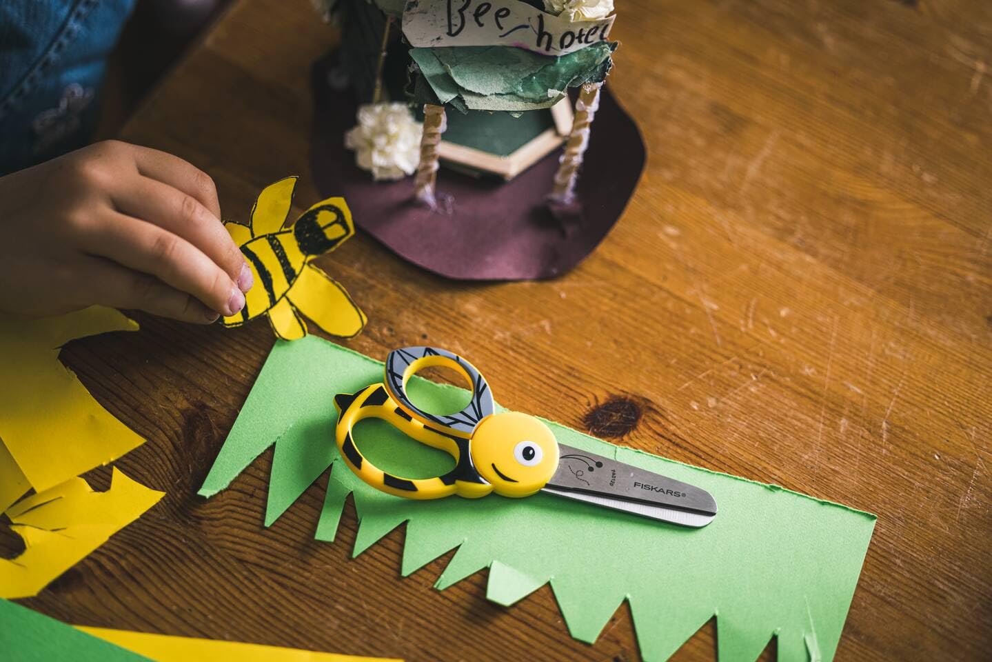 Fiskars Kinder-Tierschere mit Bienen-Motiv, Ab 4 Jahren, Länge: 13 cm, Für Rechts- und Linkshänder, Rostfreie Stahl-Klinge/Kunststoff-Griffe, Gelb, 1003747 - Image 5