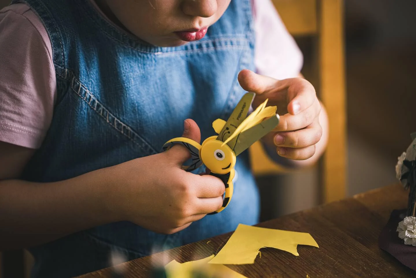 Fiskars Kinder-Tierschere mit Bienen-Motiv, Ab 4 Jahren, Länge: 13 cm, Für Rechts- und Linkshänder, Rostfreie Stahl-Klinge/Kunststoff-Griffe, Gelb, 1003747 - Image 6