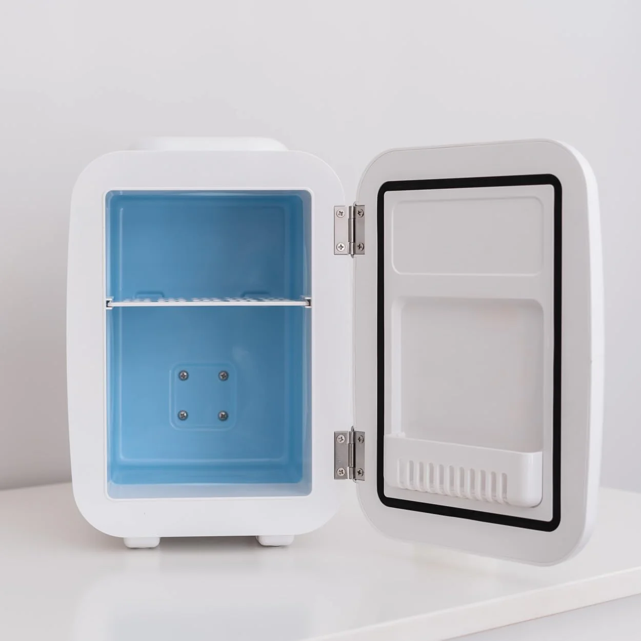 Flamingueo Mini Kühlschrank - Kühlschrank Klein 4L, 12V/220V, Mini Fridge, Skincare, Funktion Kühlen und Heizen, Tischkühlschrank, Kosmetik Kühlschrank - Image 4