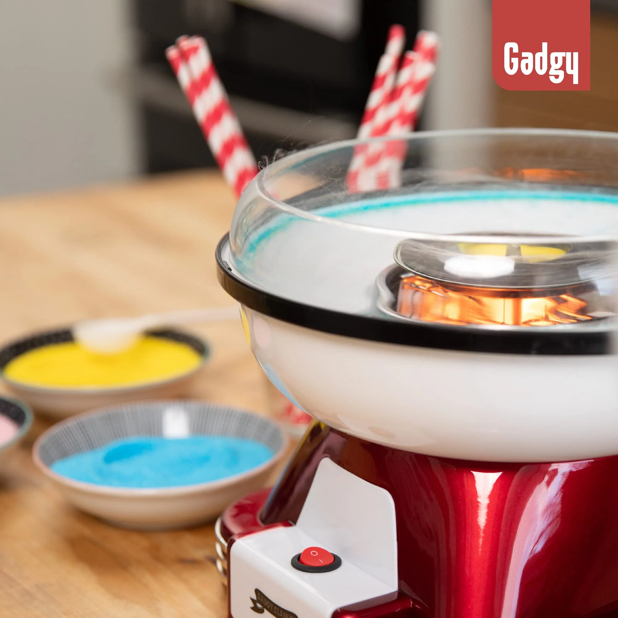 Gadgy Zuckerwattemaschine - Retro Cotton Candy Machine - Zuckerwatte Maschine mit Stäbchen und Messlöffel - Höhe 22 cm Rot Weiß - 500 Watt Zuckerwattenmaschiene für zuhause - Image 3