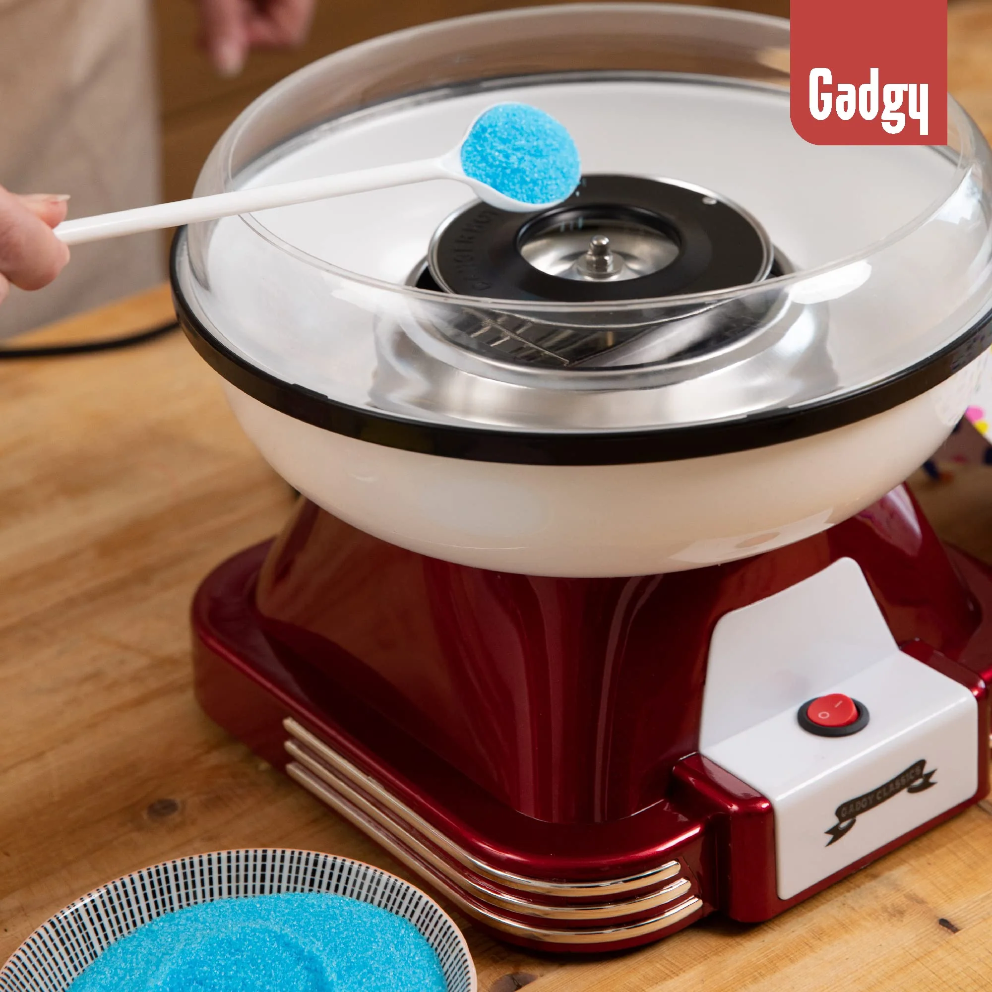 Gadgy Zuckerwattemaschine - Retro Cotton Candy Machine - Zuckerwatte Maschine mit Stäbchen und Messlöffel - Höhe 22 cm Rot Weiß - 500 Watt Zuckerwattenmaschiene für zuhause - Image 4