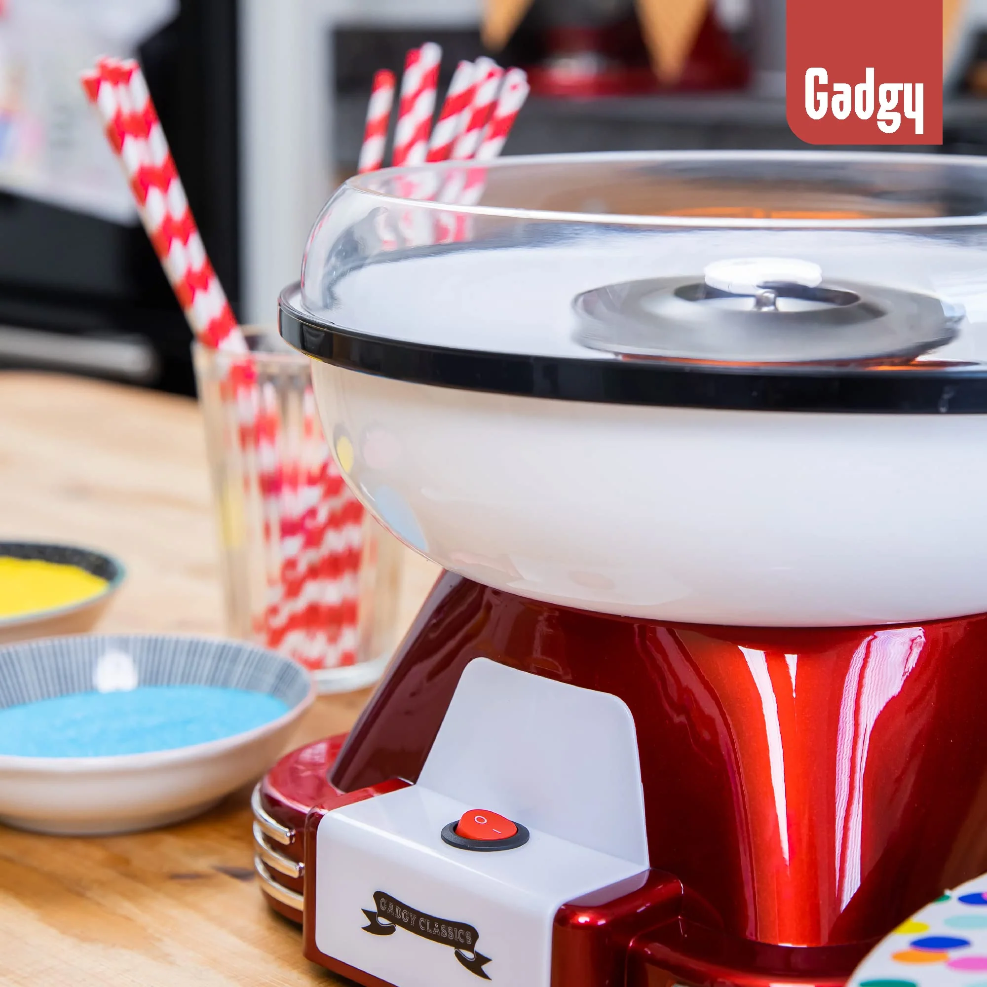 Gadgy Zuckerwattemaschine - Retro Cotton Candy Machine - Zuckerwatte Maschine mit Stäbchen und Messlöffel - Höhe 22 cm Rot Weiß - 500 Watt Zuckerwattenmaschiene für zuhause - Image 7
