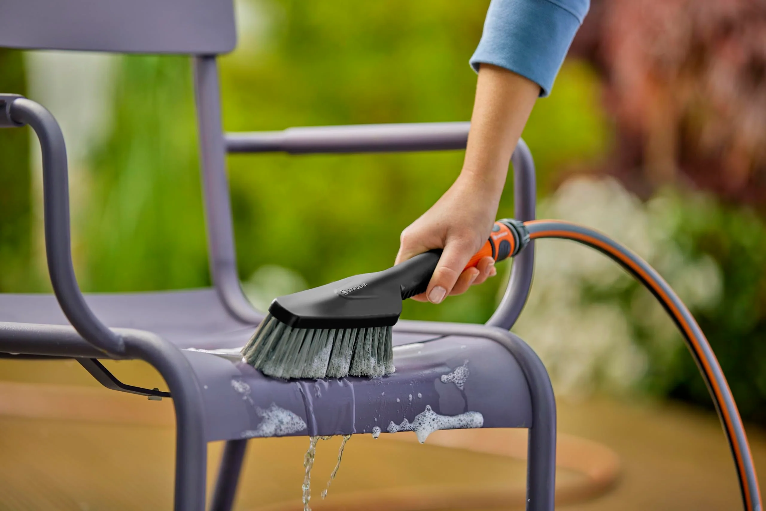 Gardena Cleansystem Wasch-Set mit Handbürste S soft: Reinigungsbürste für empfindliche Flächen und enge Stellen, mit Durchflussregulierung, inkl. Reinigungssticks zum effektiven Putzen (18860-20) - Image 2