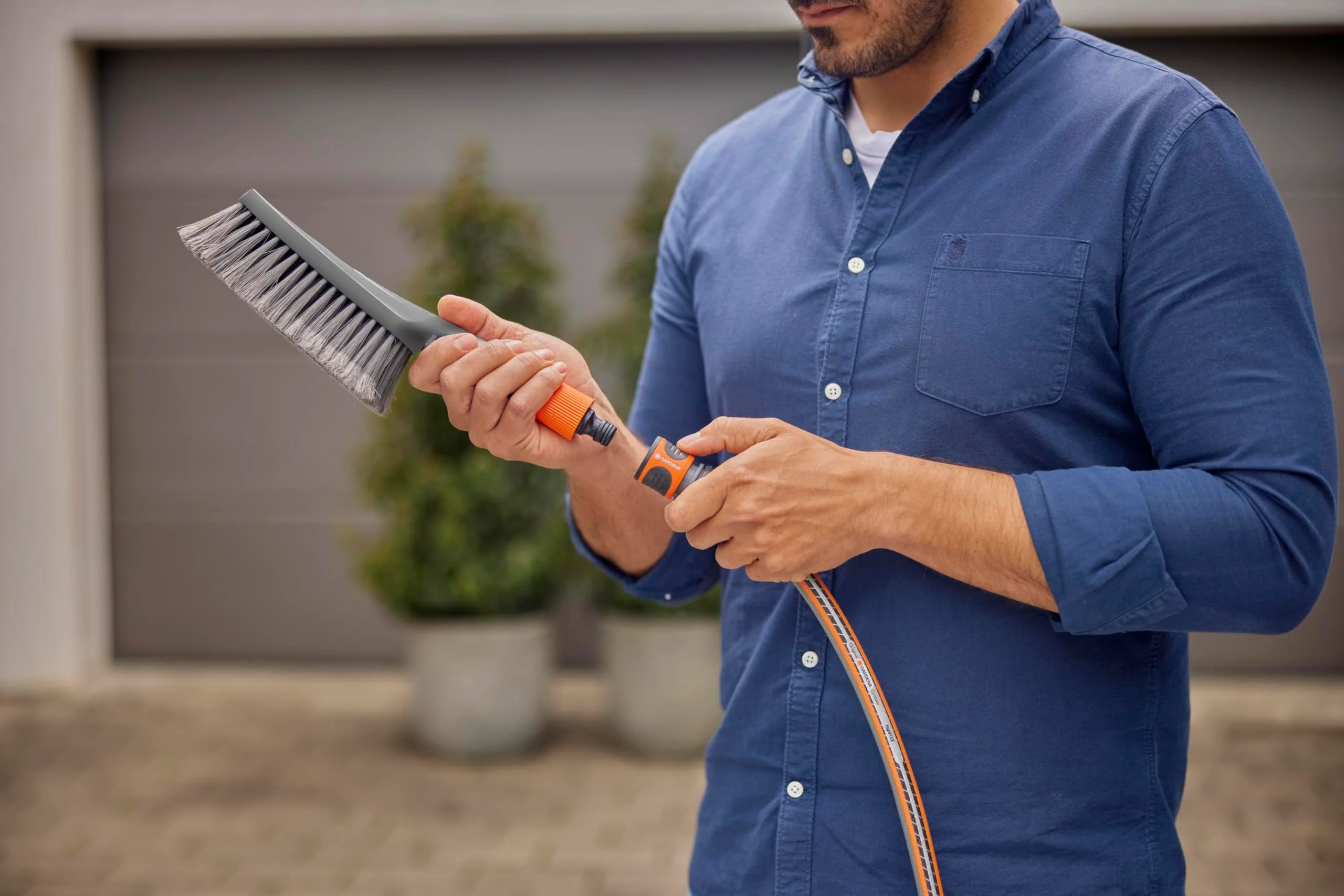 Gardena Cleansystem Wasch-Set mit Handbürste S soft: Reinigungsbürste für empfindliche Flächen und enge Stellen, mit Durchflussregulierung, inkl. Reinigungssticks zum effektiven Putzen (18860-20) - Image 4