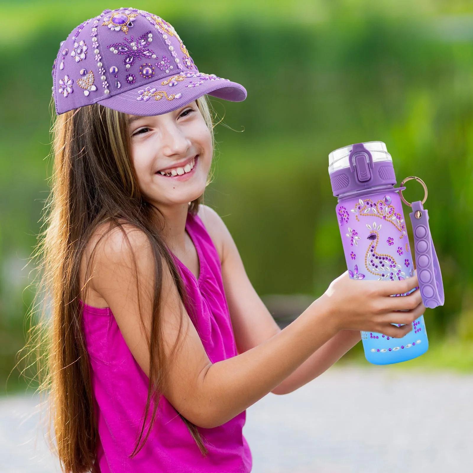 Geschenke für Mädchen 5 6 7 8 9 10 11 12 Jahre, DIY Trinkflasche und Baseballkappe Weihnachtsgeschenke für Mädchen Einhorn Aufkleber Selbst Gestalten Glitzer Edelstein Geburtstag Basteln, Lila - Image 3