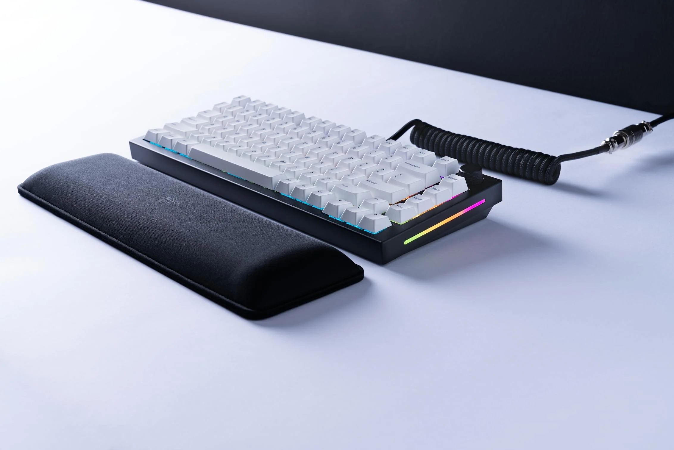 Glorious Gaming GMMK PRO 75% – Modulares mechanisches Gaming-Keyboard, TKL, Grundgerüst 1,5 kg, voll anpassbar, Spiralkabel, Handgelenkablage, PBT-Tastenkappen, Deutsch QWERTZ Layout - Schwarz - Image 8
