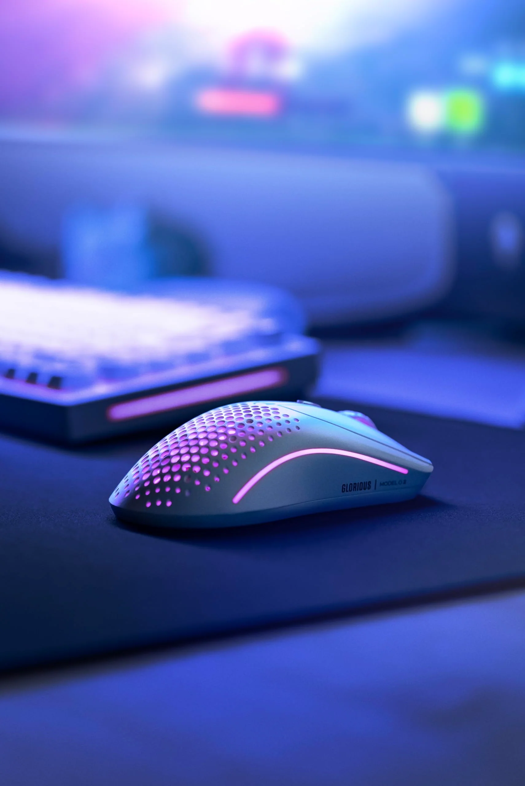 Glorious Gaming Model O 2 Wireless Gaming Mouse – 2,4 GHz & Bluetooth hybrid, superleichte 68 g, lange Akkulaufzeit, 26 k BAMF 2.0 Sensor, RGB-Beleuchtung, beidhändig, 6 Tasten, PTFE-Füße – Weiß - Image 2