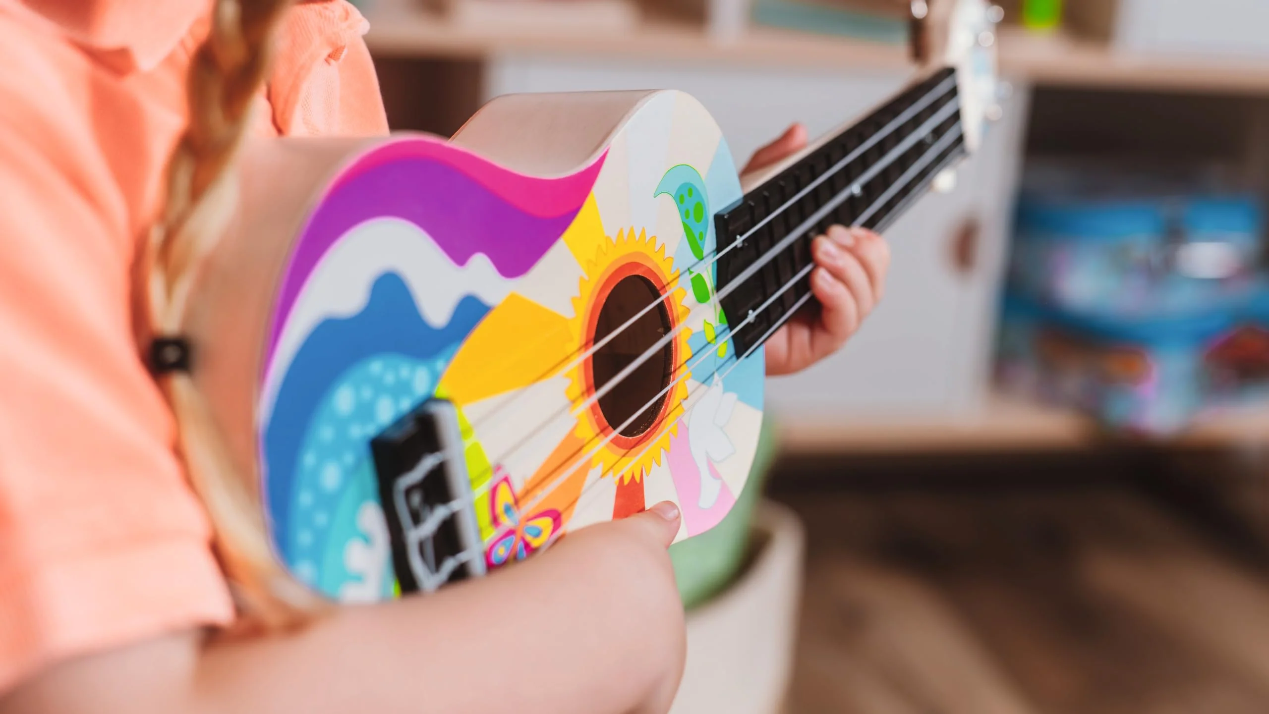 goki 61847 Ukulele Flower Power – Kinder-Ukulele aus Holz, 53 cm, 4 Saiten, Retro Musikinstrument im 60er-Jahre Design, mit Plektron & Ersatzsaiten, buntes Lerninstrument ideal für Anfänger - Image 3