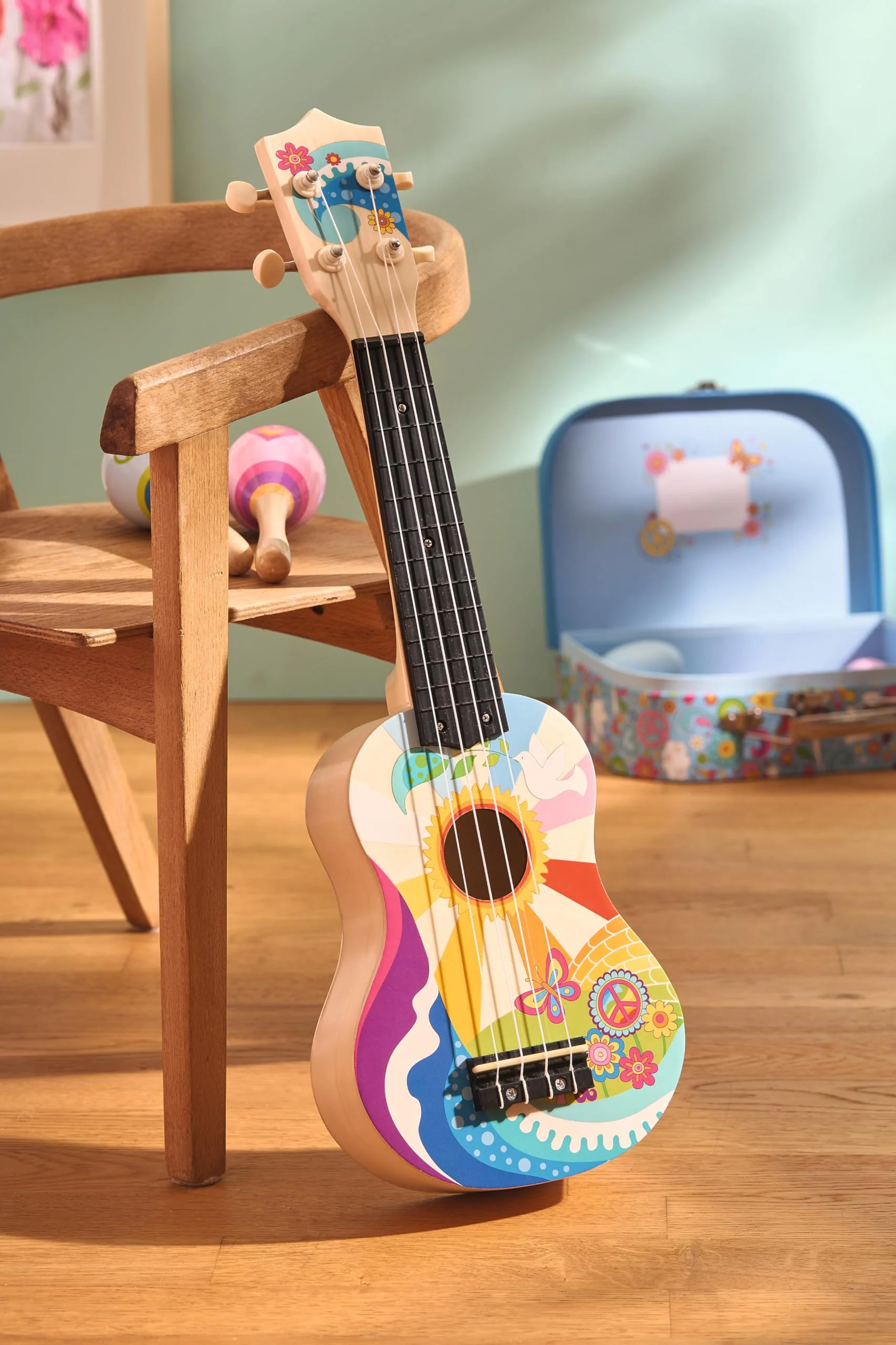 goki 61847 Ukulele Flower Power – Kinder-Ukulele aus Holz, 53 cm, 4 Saiten, Retro Musikinstrument im 60er-Jahre Design, mit Plektron & Ersatzsaiten, buntes Lerninstrument ideal für Anfänger - Image 4