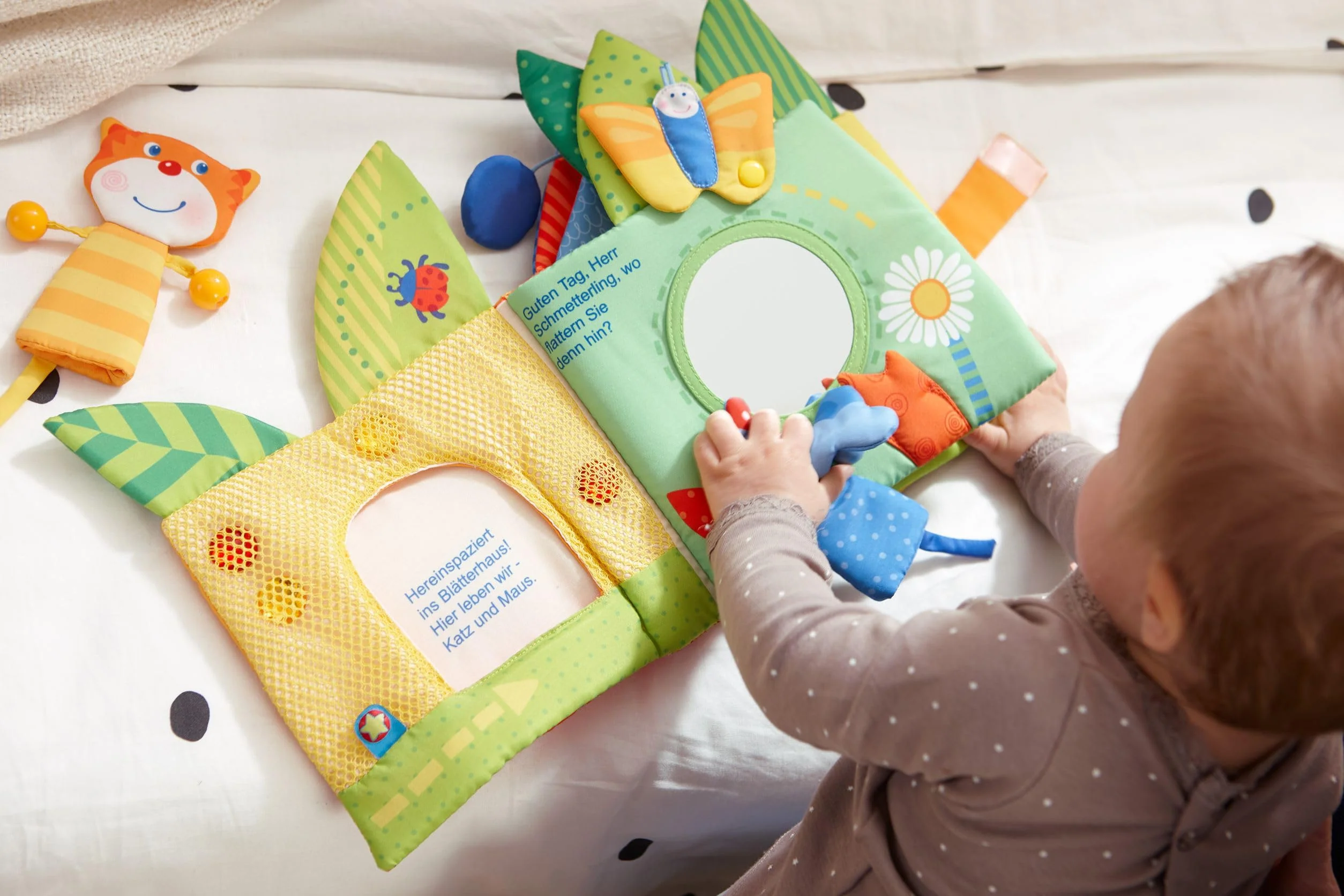HABA 304129 - Blätterhäuschen, Stoffbuch ab 10 Monaten mit Reimen und vielen Spielelementen, inklusive Katze und Maus als Fingerfiguren, als Babygeschenk - Image 4