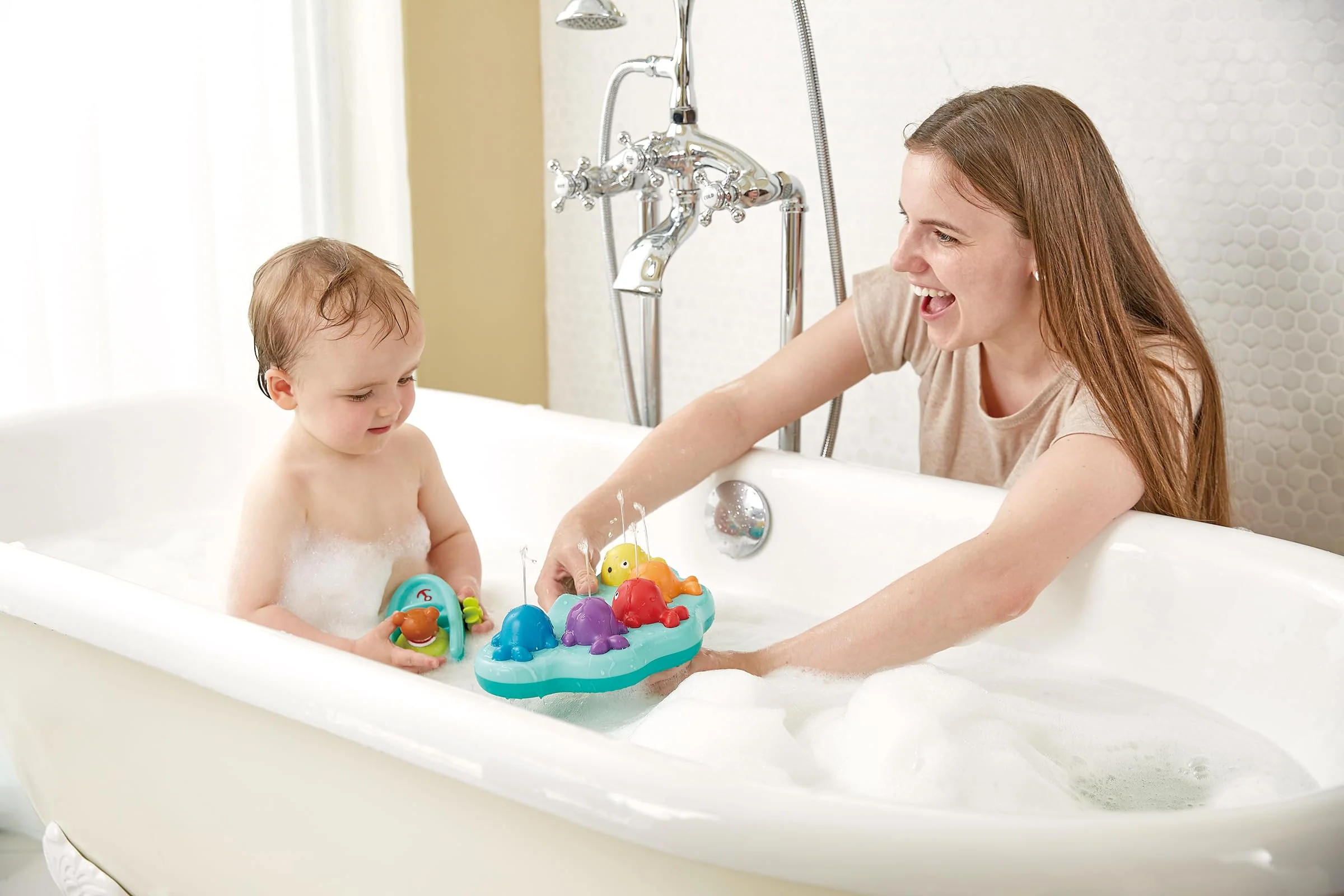 Hape Badespielzeug Musikalische Wale mit 5 Melodien und Wasserfontänen, Badespielzeug mit Musik und Fontänen-Effekt, 2 Modi & Saugnäpfe, ab 18 Monaten - Image 4