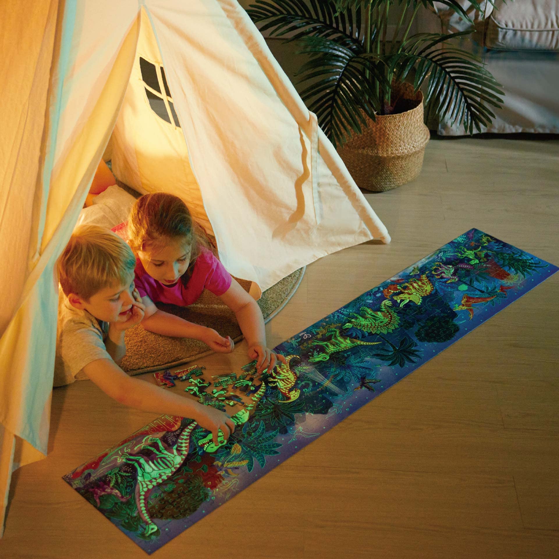 Hape im Dunkeln leuchtendes Puzzle - Dinosaurier, 200 Teile, Glow-in-The-Dark Holzpuzzle, Lernpuzzle mit Leuchteffekt, fördert Motorik, Logik & visuelle Wahrnehmungab, für Kinder ab 6 Jahre - Image 7