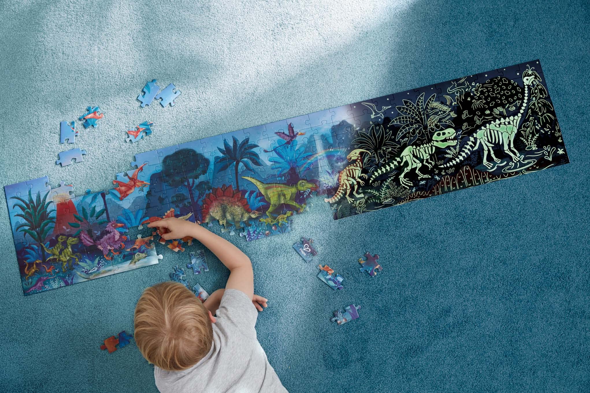 Hape im Dunkeln leuchtendes Puzzle - Dinosaurier, 200 Teile, Glow-in-The-Dark Holzpuzzle, Lernpuzzle mit Leuchteffekt, fördert Motorik, Logik & visuelle Wahrnehmungab, für Kinder ab 6 Jahre - Image 8