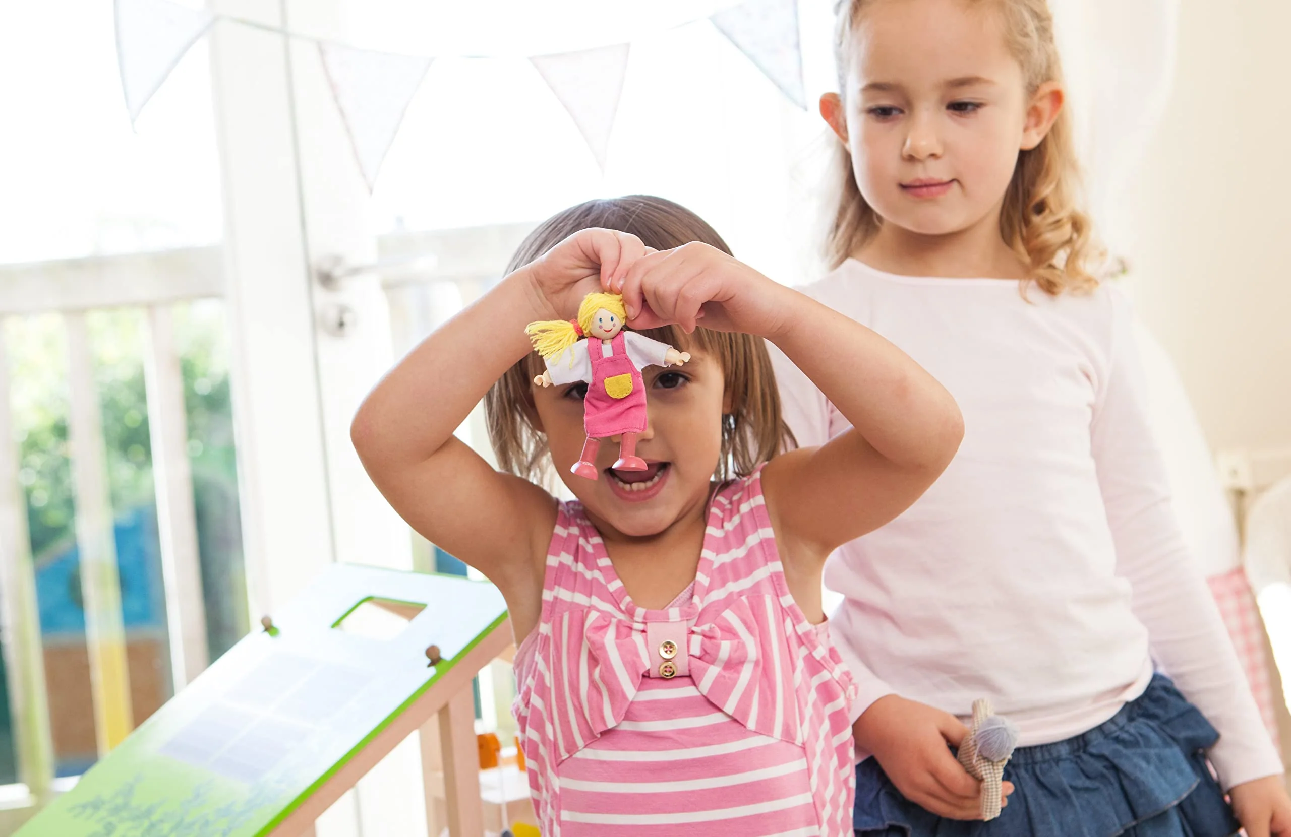 Hape Puppenfamilie Preisgekröntes Puppenfamilien-Set, einzigartiges Zubehör für Puppenhäuser aus Holz, Fantasie-Spiel, 6 Puppenfamilien-Mitglieder - Image 5