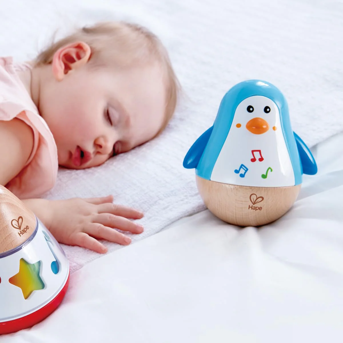 Hape Stehauf-Pinguin, Stehaufmännchen aus Holz, blau, Babyspielzeug ab 6 Monate, Motorikspielzeug aus Holz - Image 4
