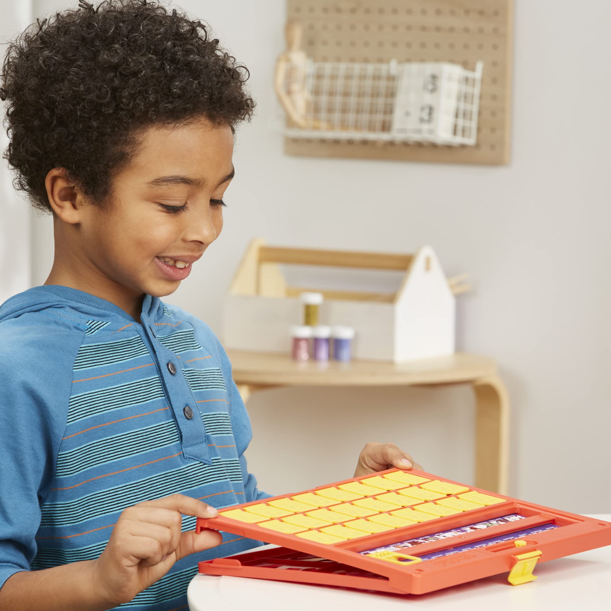 Hasbro Gaming Wer ist es? Ratespiel, Brettspiel für Kinder ab 6 Jahren, für 2 Spieler – spannendes Spiel für die ganze Familie - Image 5