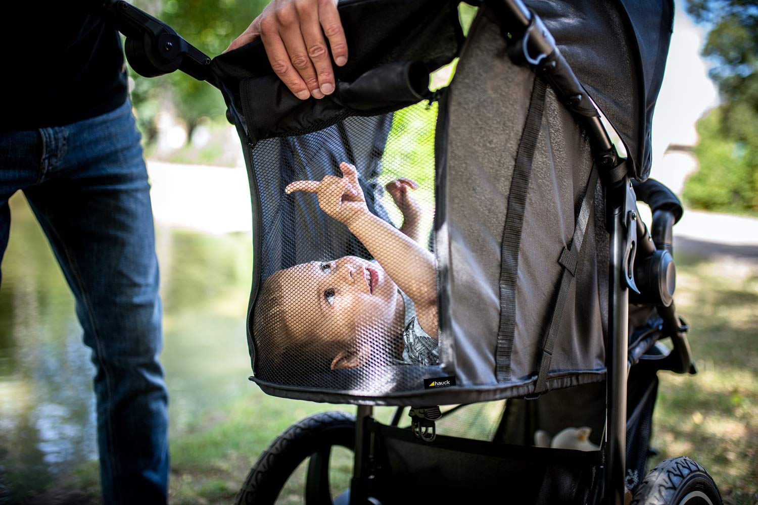 hauck Kinderwagen Runner 2, Dreirad Buggy mit XL Lufträder für Kinder bis 22 kg, UV-Schutz 50+, Belüftungsfenster, Höhenverstellbar, Faltbar, XL Korb bis 3 kg, Liegefunktion (Black) - Image 7