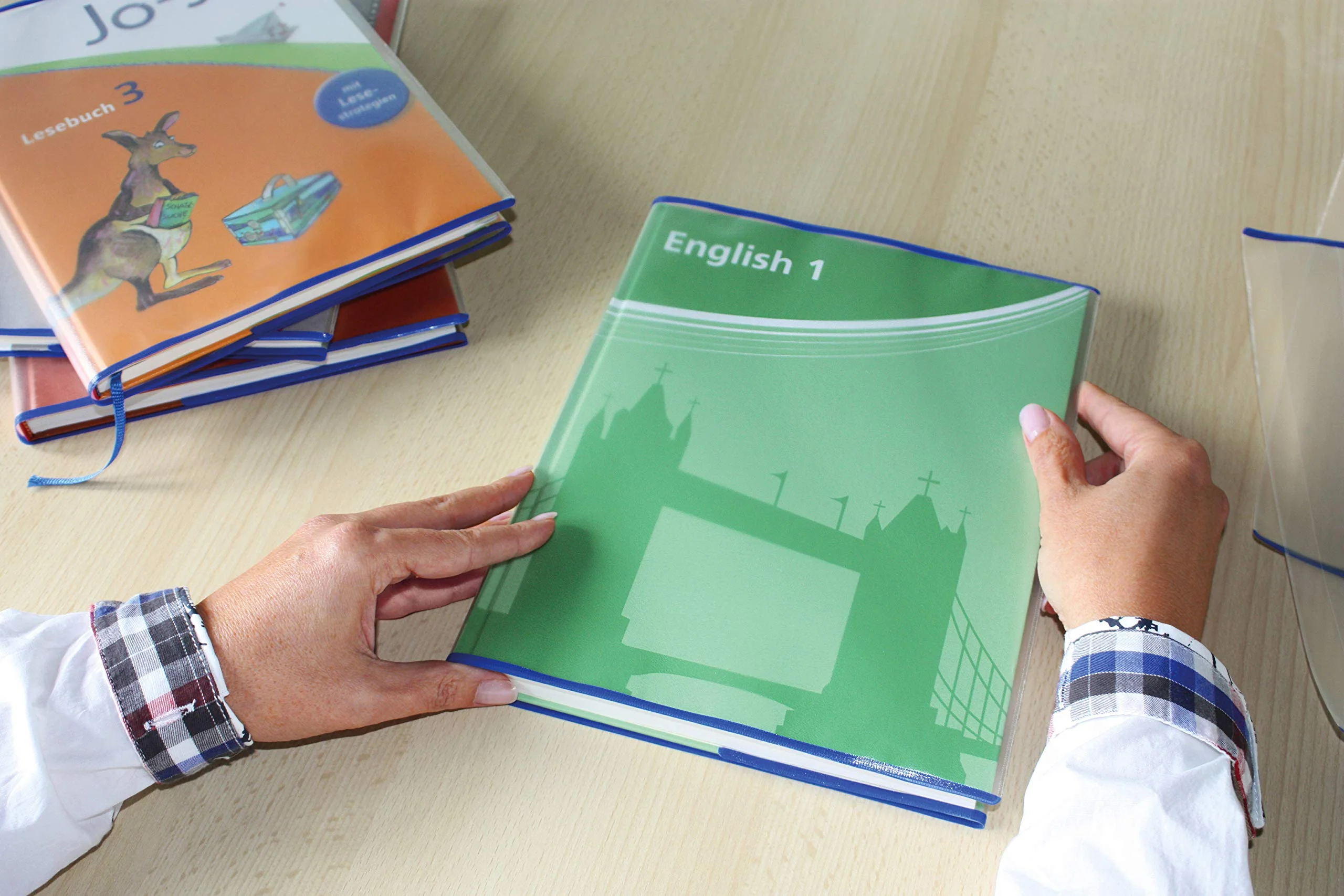 HERMA 20233 Buchumschläge 26,5 x 54 cm HERMÄX Classic, 10 Stück, Buchhüllen mit Beschriftungsetikett & Kantenschutz aus abwischbarer Polypropylen-Folie, Buchschoner Set für Schulbücher, transparent - Image 2