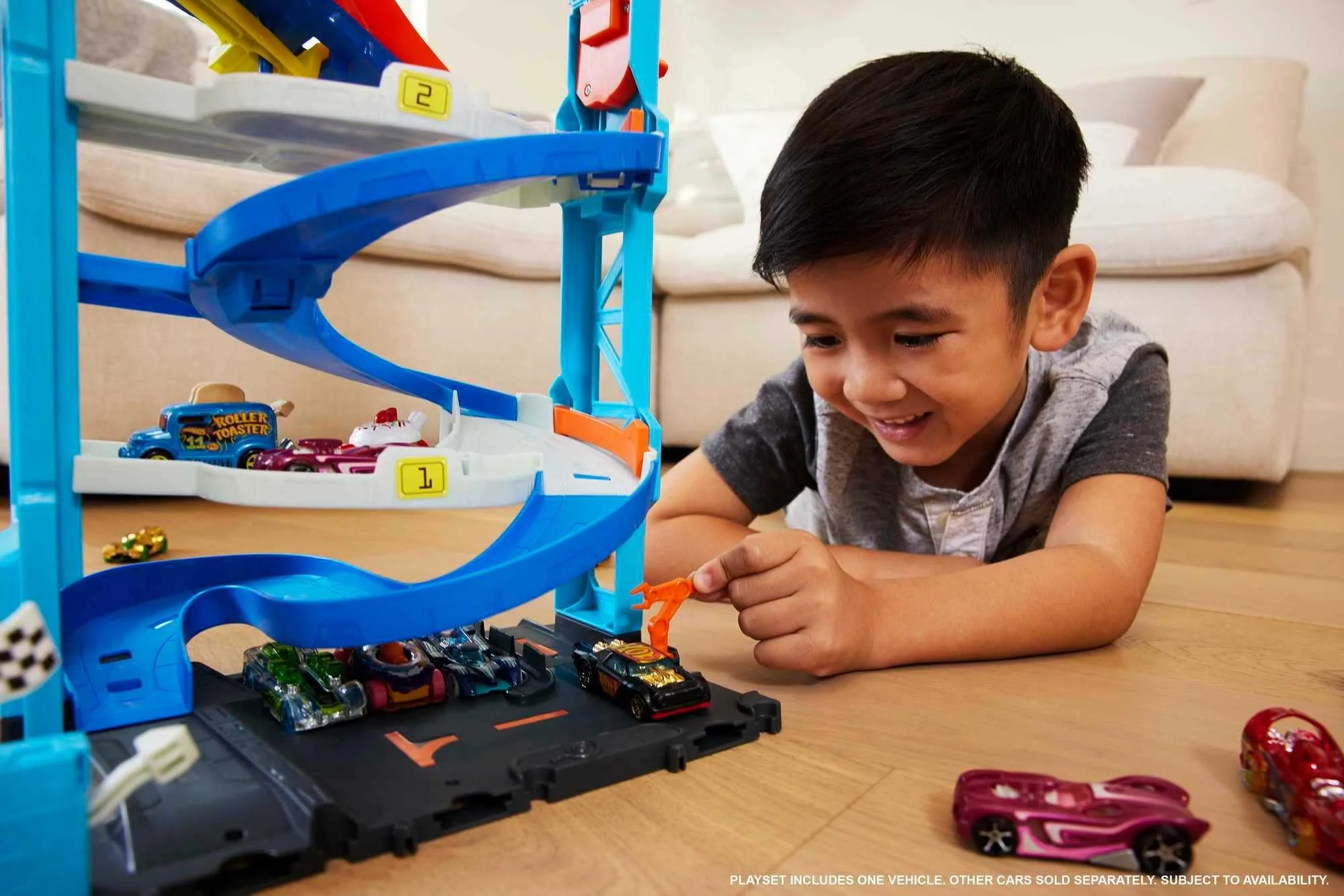 Hot Wheels City Trackset mit 1 Auto, 2-in-1-Rennturm, von Einzelbahn in zweispurige Rennbahn umwandelbar, manueller Aufzug, HKX43 - Image 6