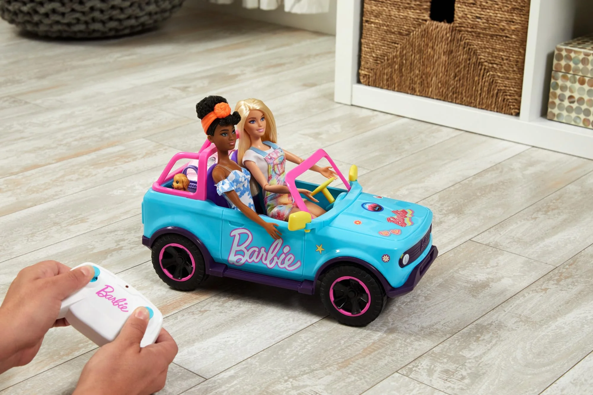 Hot Wheels Ferngesteuertes Auto, Barbie Ferngesteuerter SUV mit Aufklebern, kann 2 Barbie-Puppen Plus Zubehör aufnehmen, individuelle Gestaltung durch aufklebbare Sticker, HTP53 - Image 6