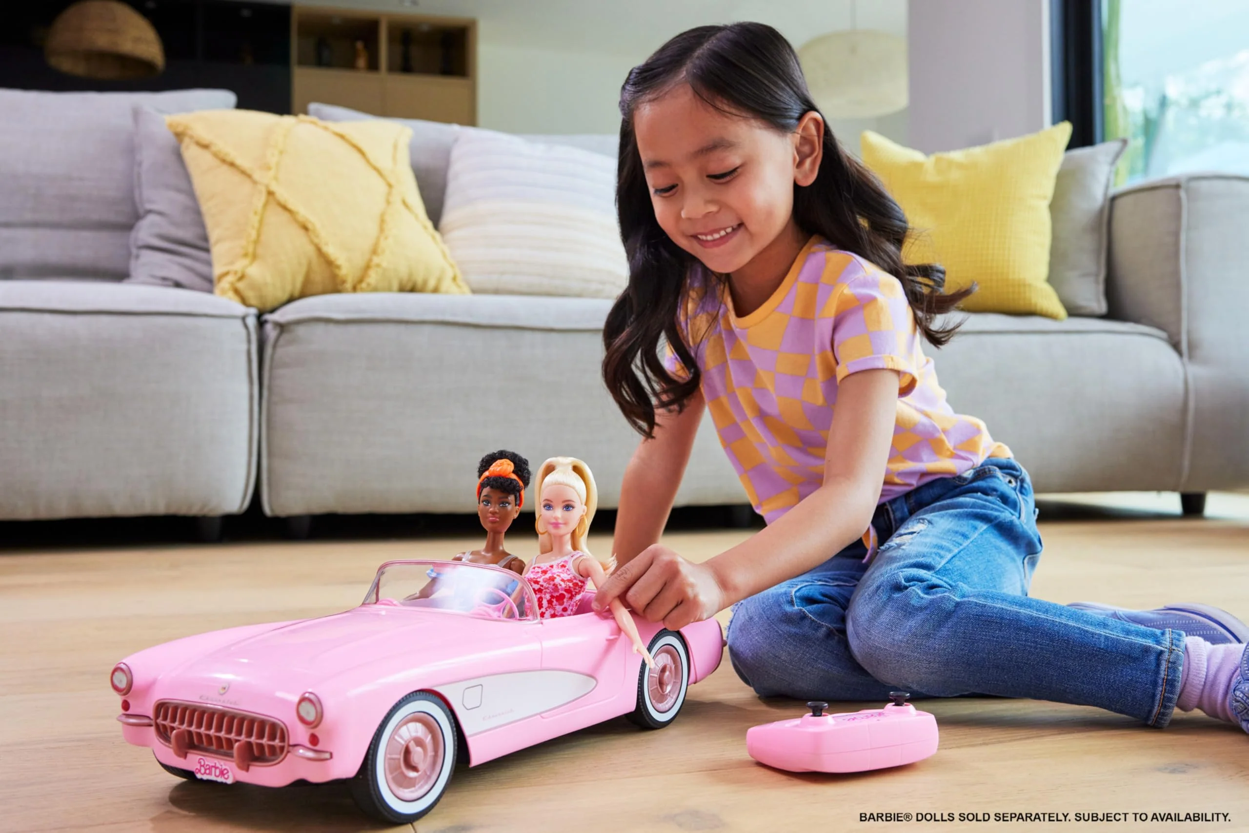 Hot Wheels Ferngesteuertes Auto, R/C Barbie Corvette - ferngesteuertes Fahrzeug, 1956 Corvette Stingray, 2,4 GHz Frequenz, bis zu 8 km/h, Platz für 2 Barbie-Puppen, HPW40 - Image 7