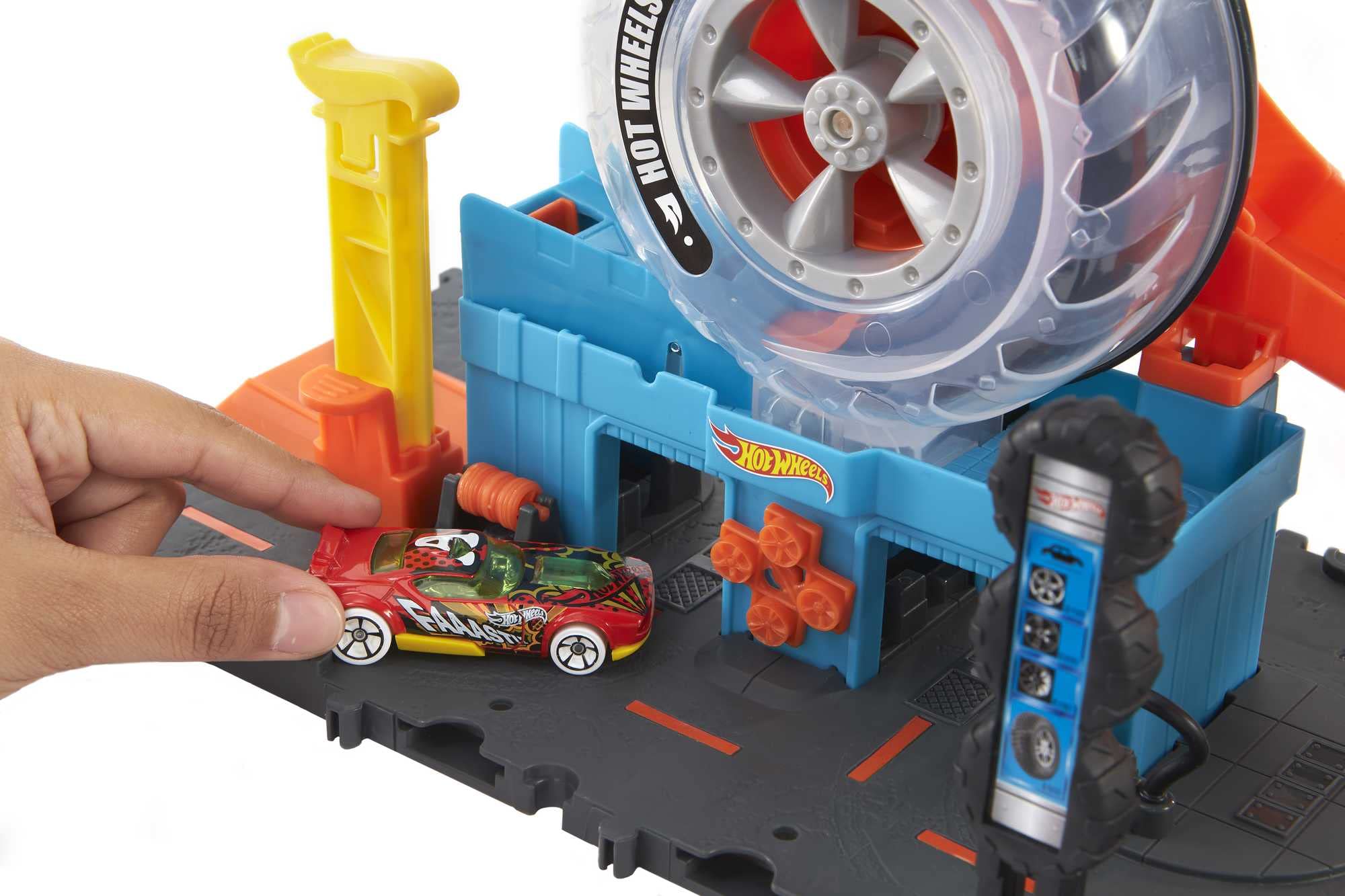 Hot Wheels HDP02 - City Super Reifenshop Spielset, mit Einer Schlüsseldrehung die Autos durch die Reifen schicken, enthält 1 Hot-Wheels-Fahrzeug, Spielzeug Geschenk für Kinder von 4 bis 8 Jahren - Image 3