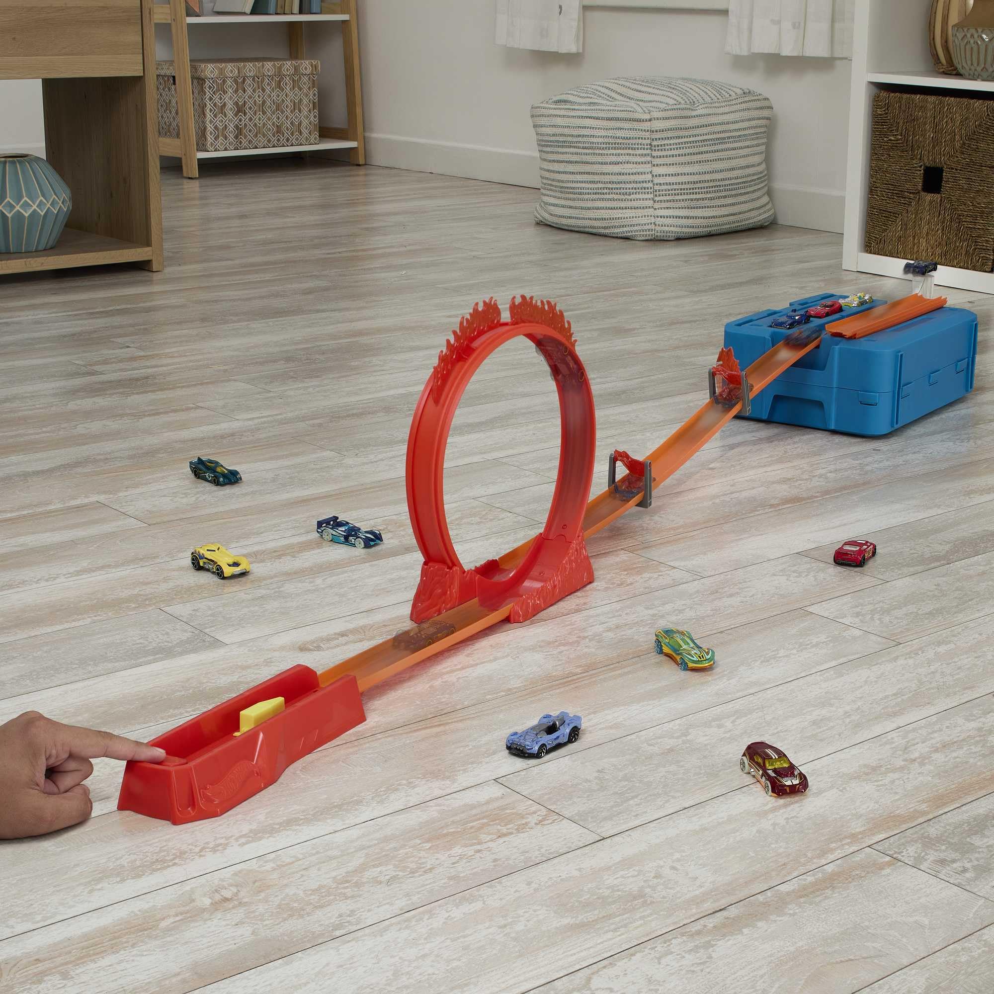 Hot Wheels Trackset, Trackset im Feuer-Design mit einem Hot Wheels Fahrzeug, 16 Track- und Stuntkomponenten in stapelbarer Spielzeug-Aufbewahrungsbox, HMC04 - Image 6