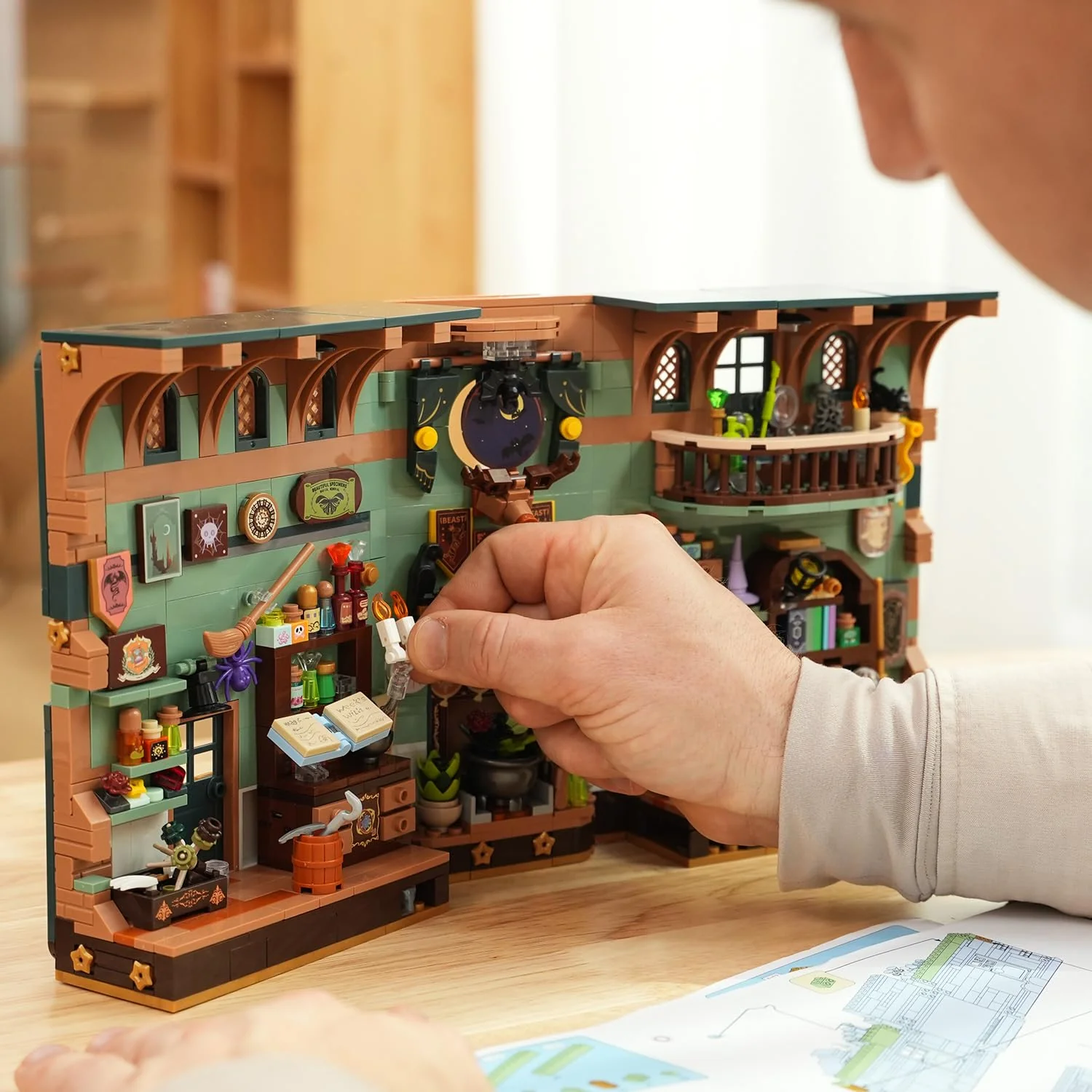 INSOON Magisches Zaubertrank Book Nook Haus Bauspielzeugset mit LED, 990 Stück Magic DIY Bookend Baustein Kit für Heimdekor, Booknook Klemmbausteine für Erwachsene Kinder Jungen Mädchen ab 10-12+ - Image 3